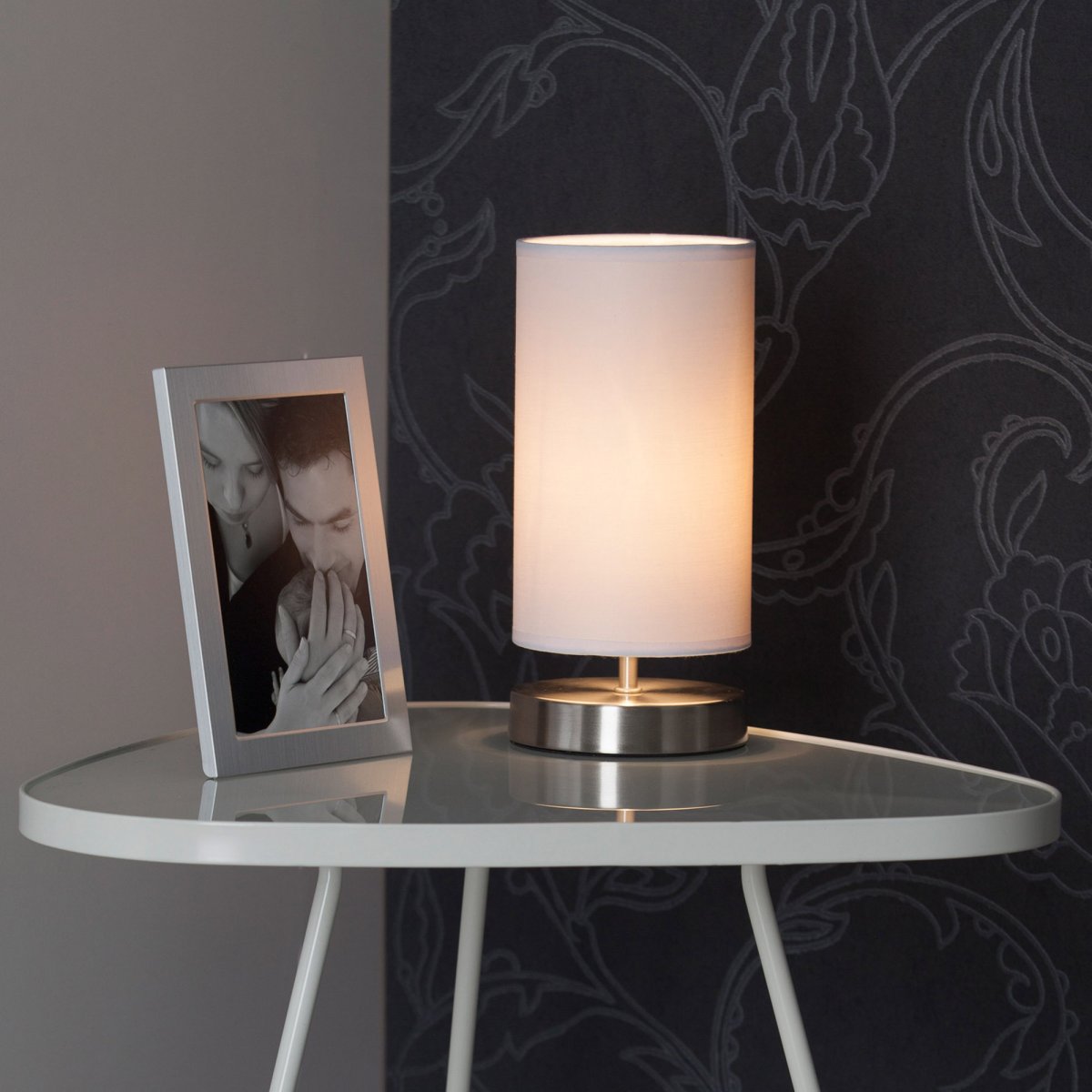 Clarie 25cm Chrome lampe de table De Brilliant - La lampe est dotée d'un interrupteur à courant moyen pratique et d'une longueur de câble de 1,5 m.