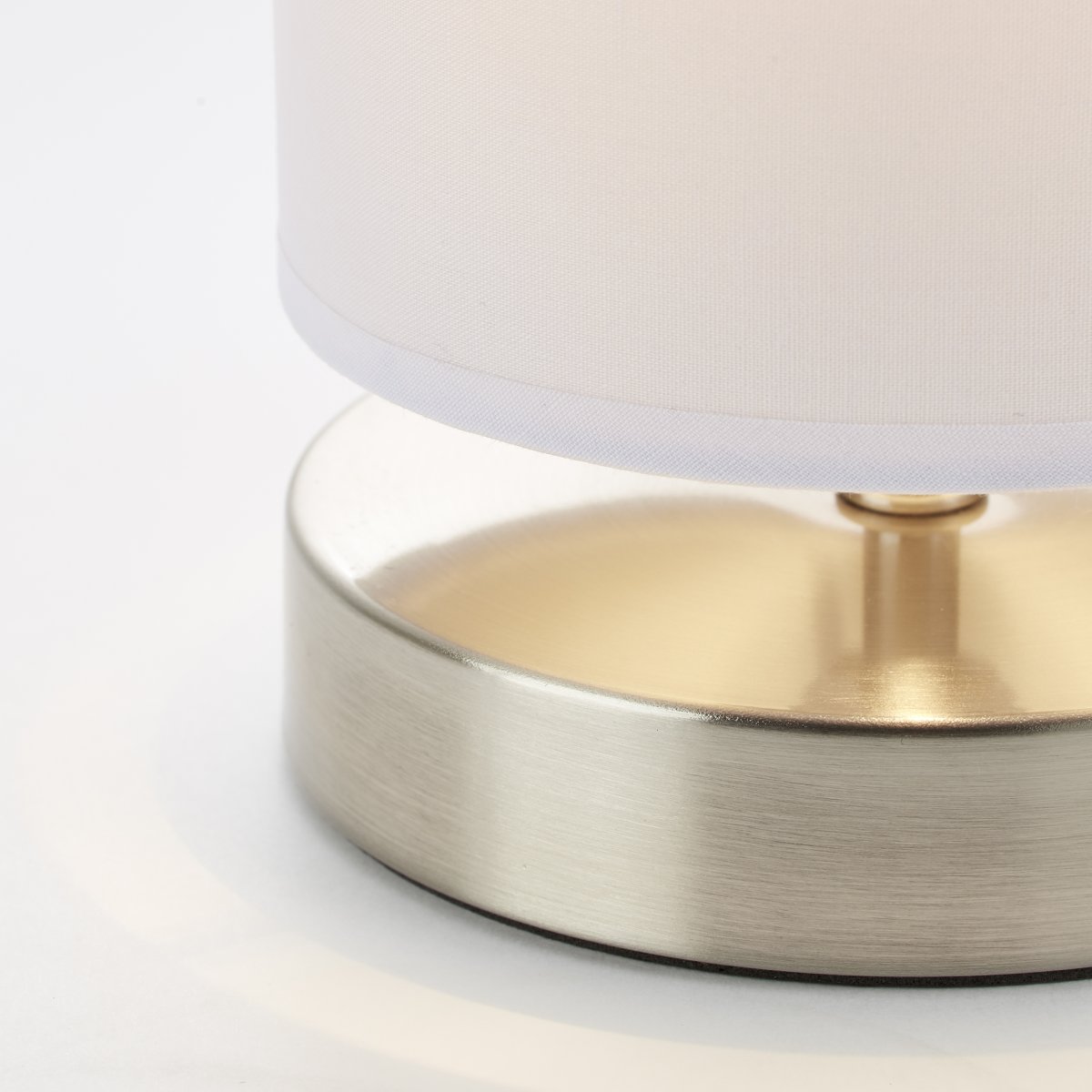 Clarie 25cm Chrome lampe de table De Brilliant - La lampe est dotée d'un interrupteur à courant moyen pratique et d'une longueur de câble de 1,5 m.