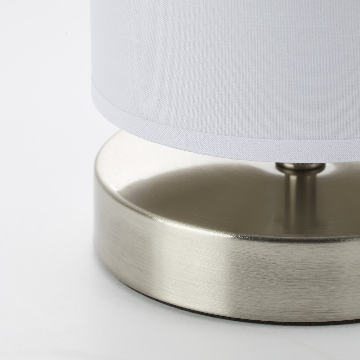 Clarie 25cm Chrome lampe de table De Brilliant - La lampe est dotée d'un interrupteur à courant moyen pratique et d'une longueur de câble de 1,5 m.