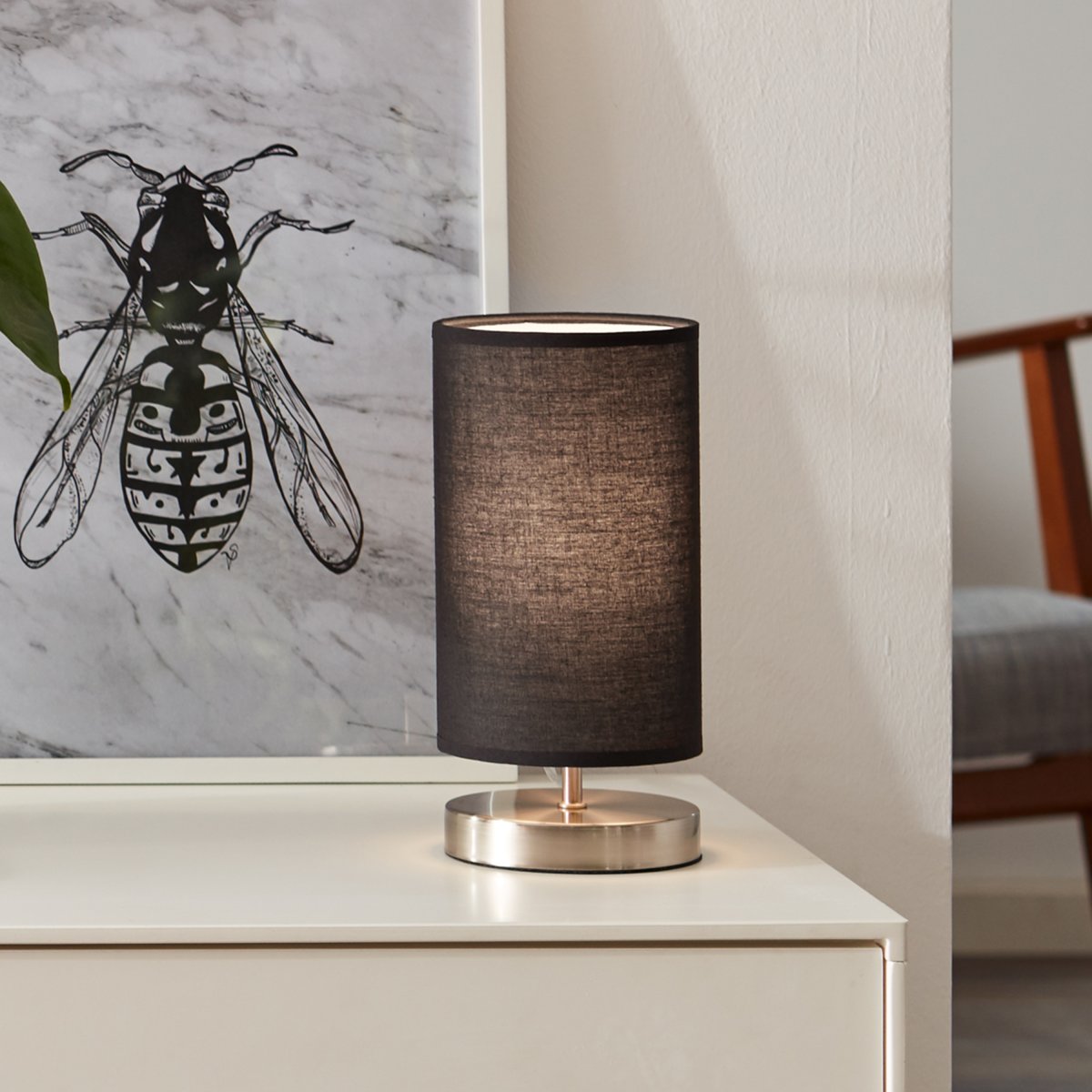 Clarie 25cm Chrome lampe de table De Brilliant - La lampe est dot&eacute;e d'un interrupteur &agrave; courant moyen pratique et d'une longueur de c&acirc;ble de 1,5 m.