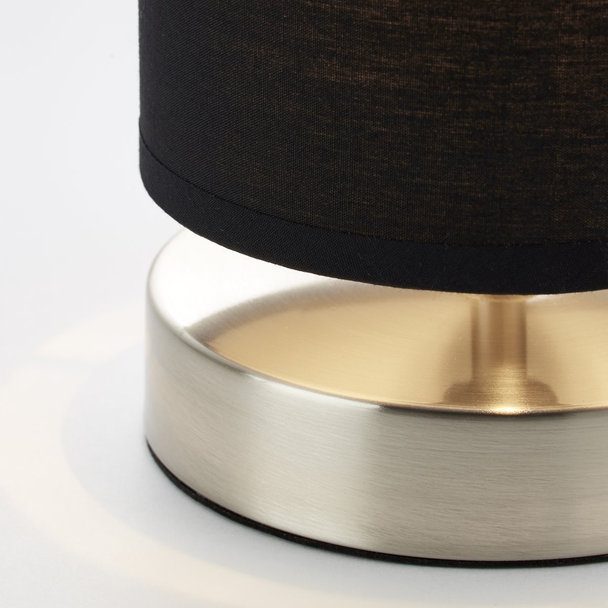 Clarie 25cm Chrome lampe de table De Brilliant - La lampe est dot&eacute;e d'un interrupteur &agrave; courant moyen pratique et d'une longueur de c&acirc;ble de 1,5 m.