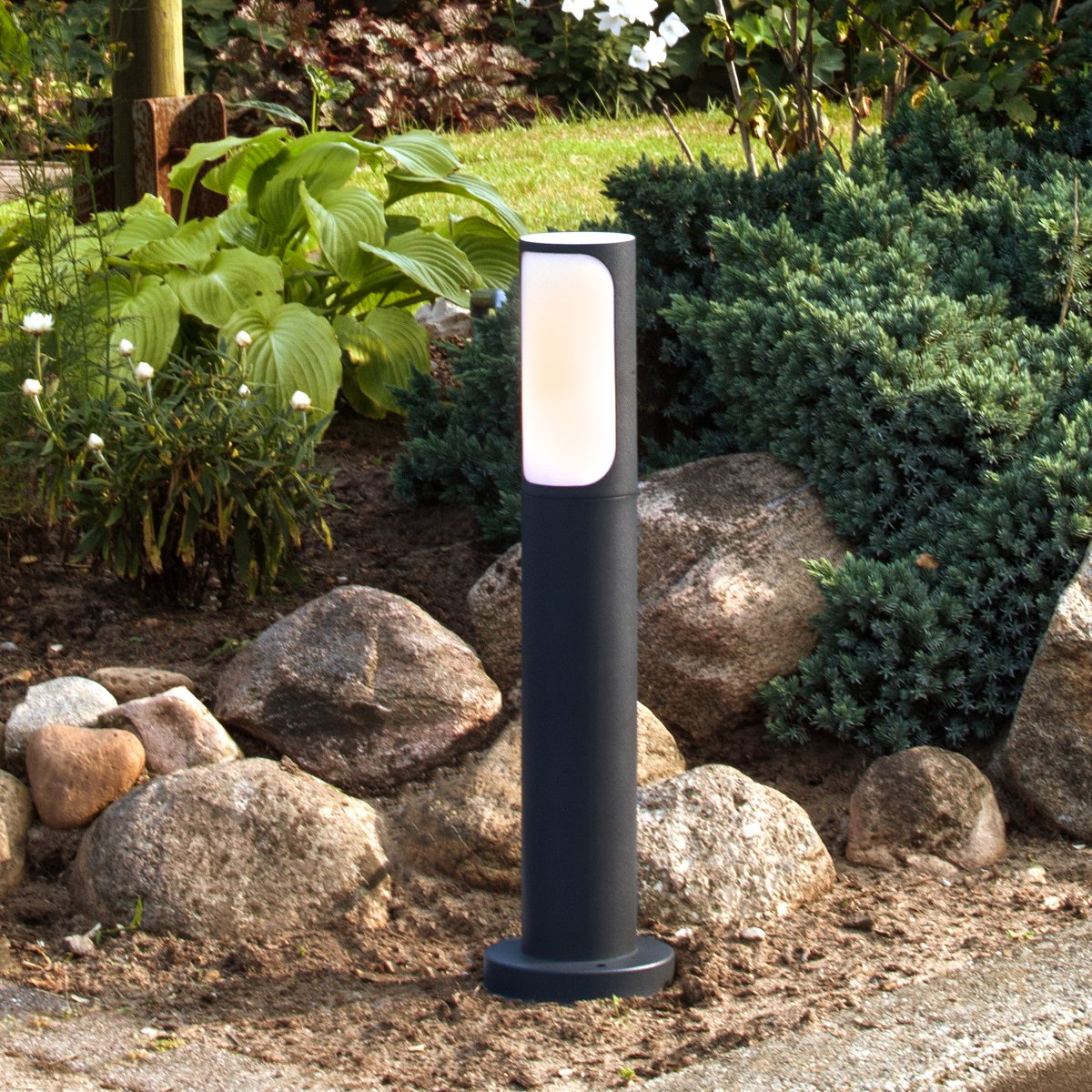 Gap 50cm anthracite bornes De Brilliant - La lampe est prot&eacute;g&eacute;e contre les projections d'eau selon IP44 et convient donc &agrave; une utilisation en ext&eacute;rieur, m&ecirc;me avec une protection limit&eacute;e contre les intemp&eacute;ries.