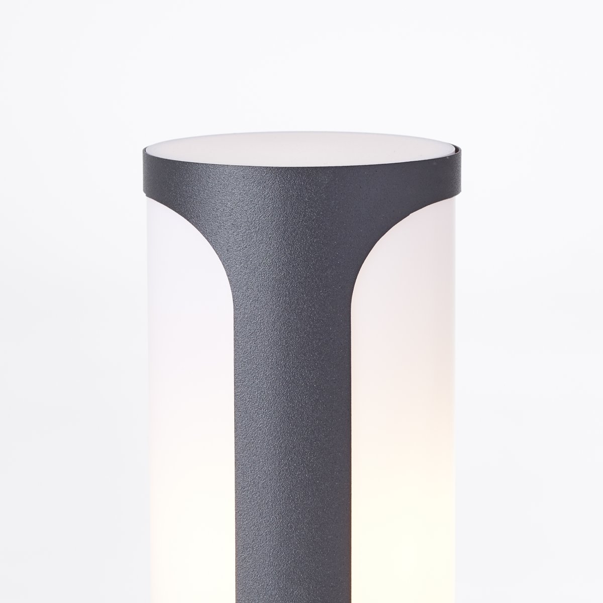 Gap 50cm anthracite bornes De Brilliant - La lampe est prot&eacute;g&eacute;e contre les projections d'eau selon IP44 et convient donc &agrave; une utilisation en ext&eacute;rieur, m&ecirc;me avec une protection limit&eacute;e contre les intemp&eacute;ries.