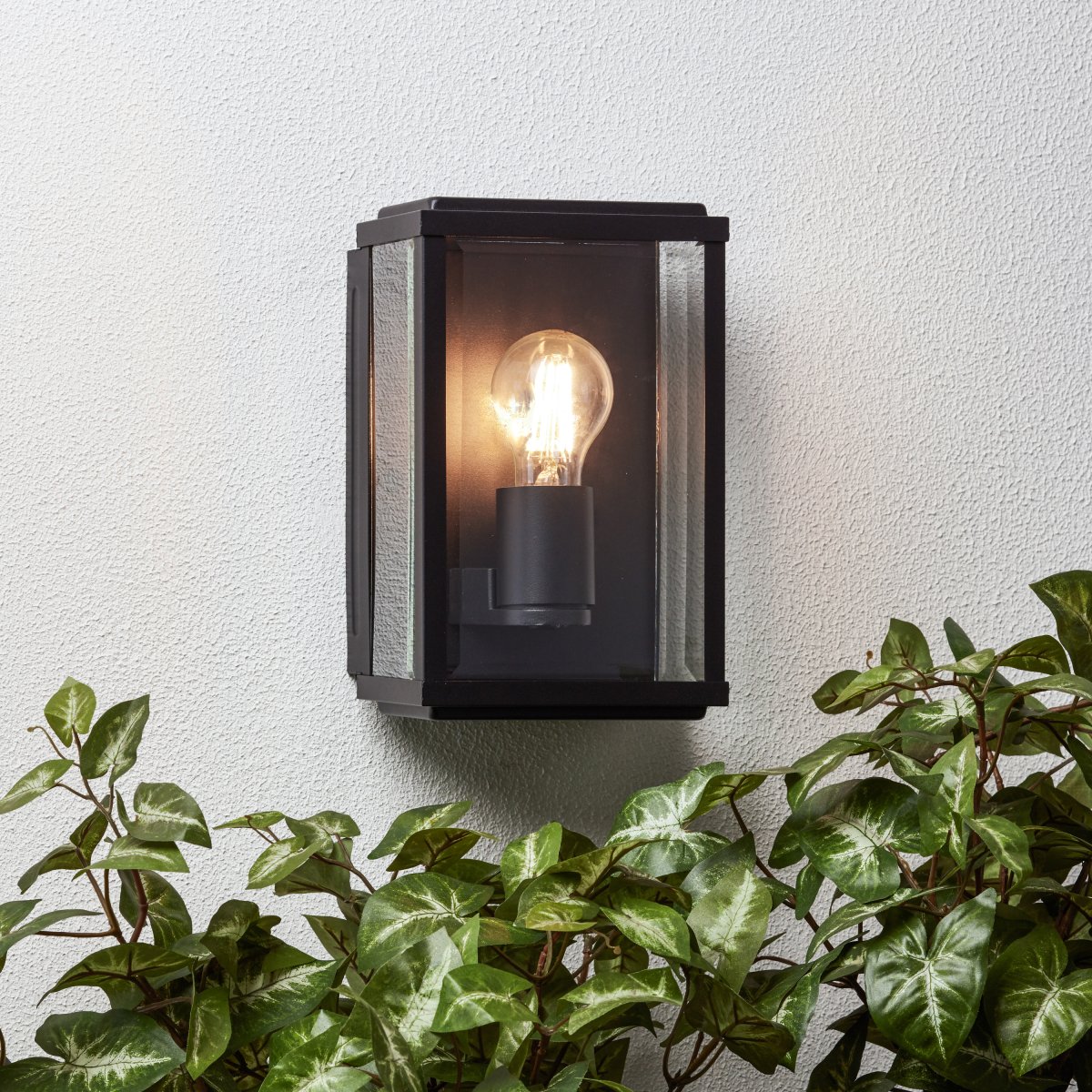 Gaia Noir lampe d’extérieur De Brilliant - L'applique murale d'extérieur Gaia est idéale pour un éclairage fonctionnel et atmosphérique de votre porte d'entrée ou de votre façade.