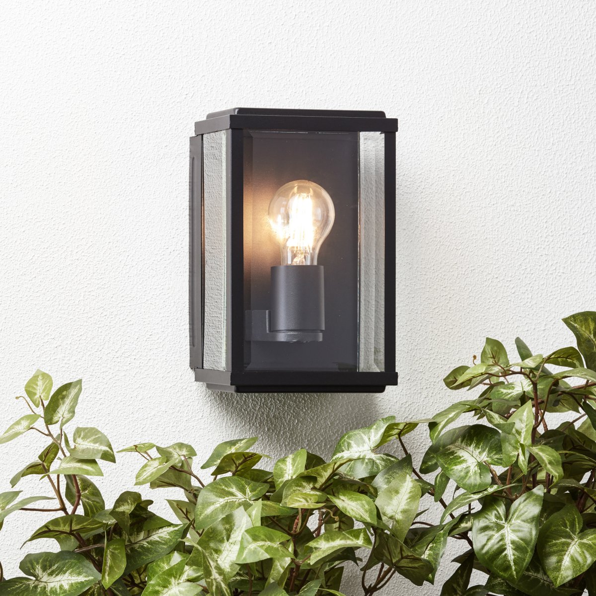 Gaia Noir lampe d’extérieur De Brilliant - L'applique murale d'extérieur Gaia est idéale pour un éclairage fonctionnel et atmosphérique de votre porte d'entrée ou de votre façade.
