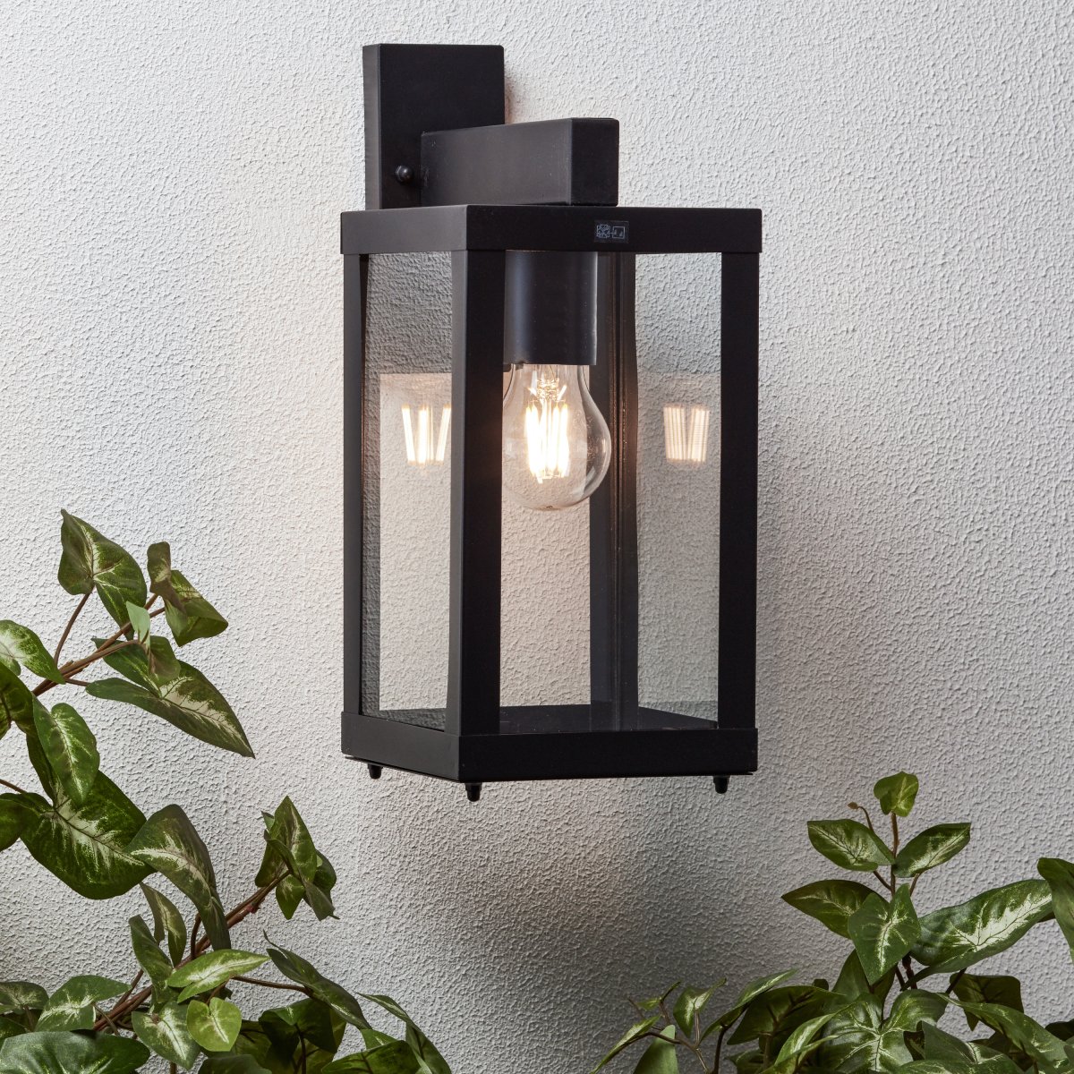 Gaia Noir lampe d’extérieur De Brilliant - L'applique murale d'ext&eacute;rieur Gaia est id&eacute;ale pour un &eacute;clairage fonctionnel et atmosph&eacute;rique de votre porte d'entr&eacute;e ou de votre fa&ccedil;ade.
