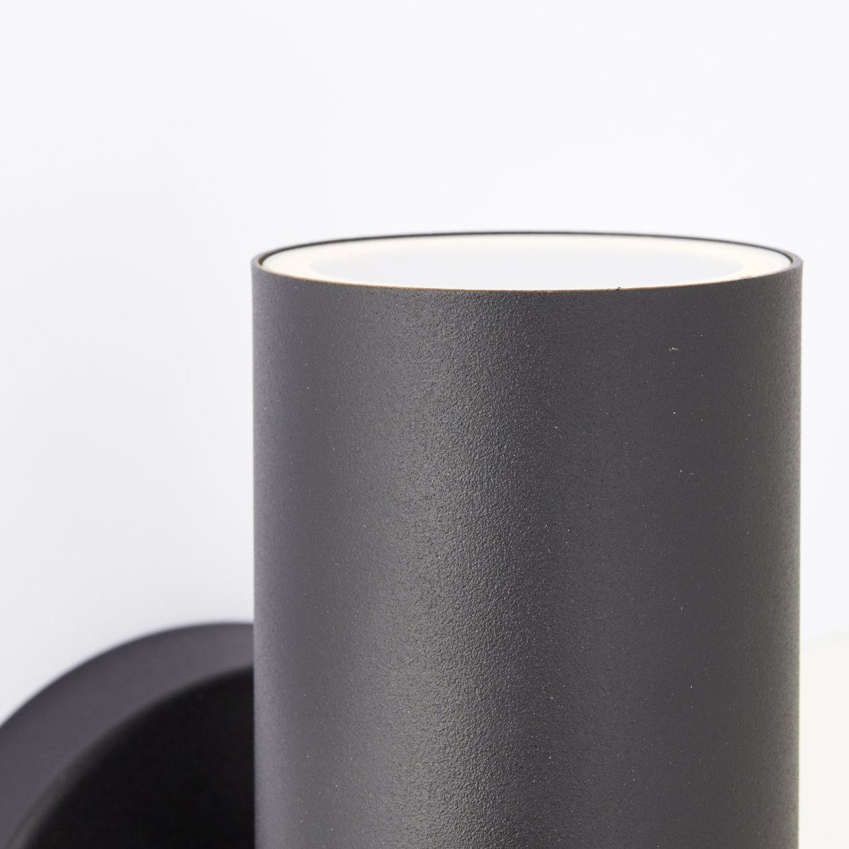 Hanni Noir lampe d’extérieur De Brilliant - L'applique murale Hanni est parfaite pour un éclairage décoratif et transforme n'importe quelle façade en une œuvre d'art faite de lumière et d'ombre.