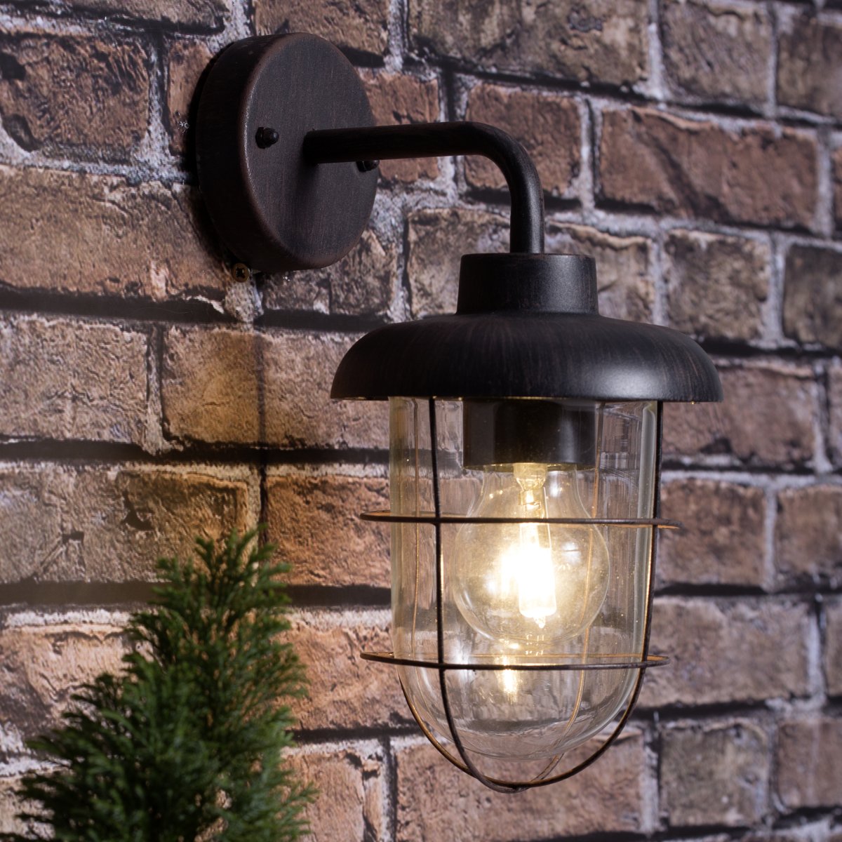 Carlisle Rouiller lampe d’extérieur De Brilliant - L'applique murale Carlisle est une solution id&eacute;ale pour &eacute;clairer les entr&eacute;es ou les portes-fen&ecirc;tres et assurer la s&eacute;curit&eacute; lors des soir&eacute;es sombres.