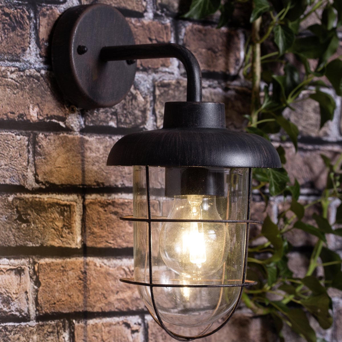 Carlisle Rouiller lampe d’extérieur De Brilliant - L'applique murale Carlisle est une solution id&eacute;ale pour &eacute;clairer les entr&eacute;es ou les portes-fen&ecirc;tres et assurer la s&eacute;curit&eacute; lors des soir&eacute;es sombres.