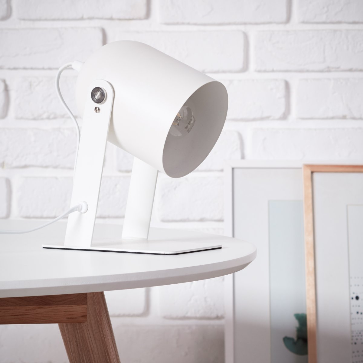 Yan 24cm Blanc lampe de table De Brilliant - Table de chevet ou comme &eacute;clairage d'accentuation dans le salon.