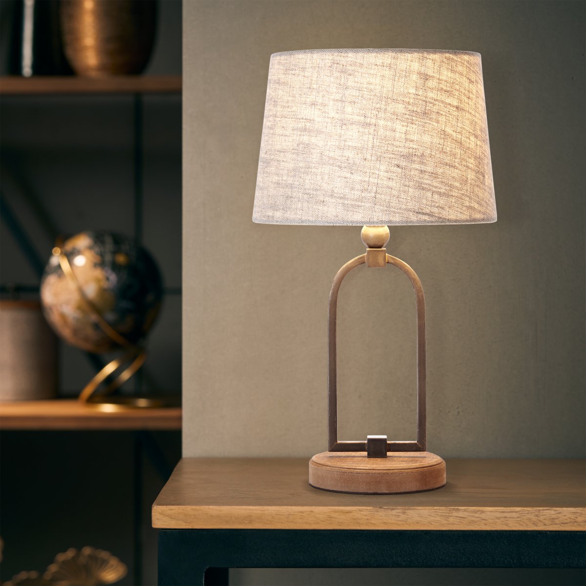 Sora 44cm Beige lampe de table De Brilliant - Pour une utilisation pratique, la lampe est équipée d'un interrupteur à cordon et le câble de connexion mesure environ 2,4 mètres de long.