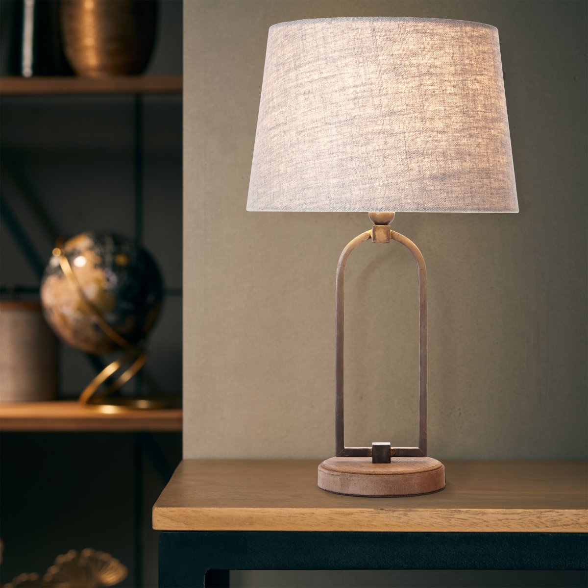 Sora 50cm Beige lampe de table De Brilliant - Pour une utilisation pratique, la lampe est équipée d'un interrupteur à cordon et le câble de connexion mesure environ 1,8 mètre de long.