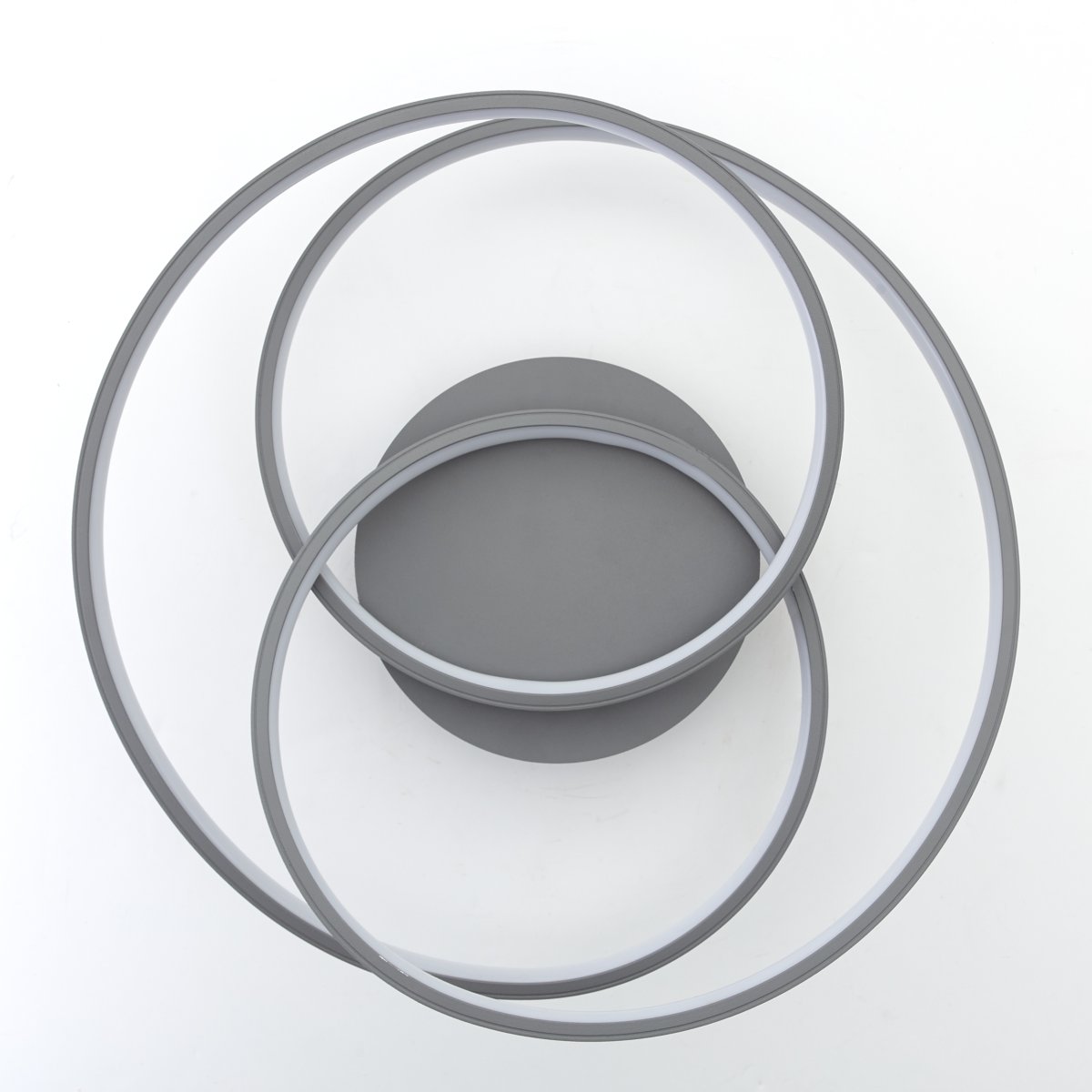 Labyrinth Ø40 Gris plafonnier De Brilliant - La couleur grise &eacute;l&eacute;gante transmet une sensation d&#39;&eacute;l&eacute;gance et de confort et la technologie LED fournit un &eacute;clairage &eacute;conome en &eacute;nergie avec une luminosit&eacute; &eacute;lev&eacute;e.