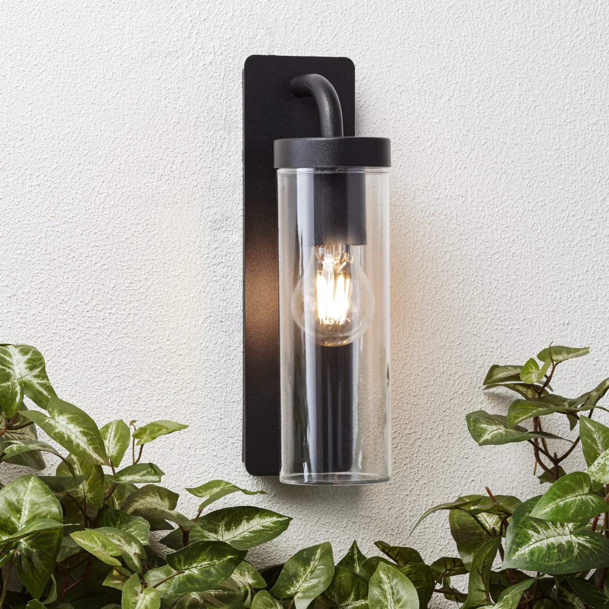 Aosta Noir mat lampe d’extérieur De Brilliant - L'applique murale d'ext&eacute;rieur Aosta offre un &eacute;clairage &agrave; la fois pratique et atmosph&eacute;rique et est parfaite pour &eacute;clairer la porte d'entr&eacute;e pendant les saisons les plus sombres.