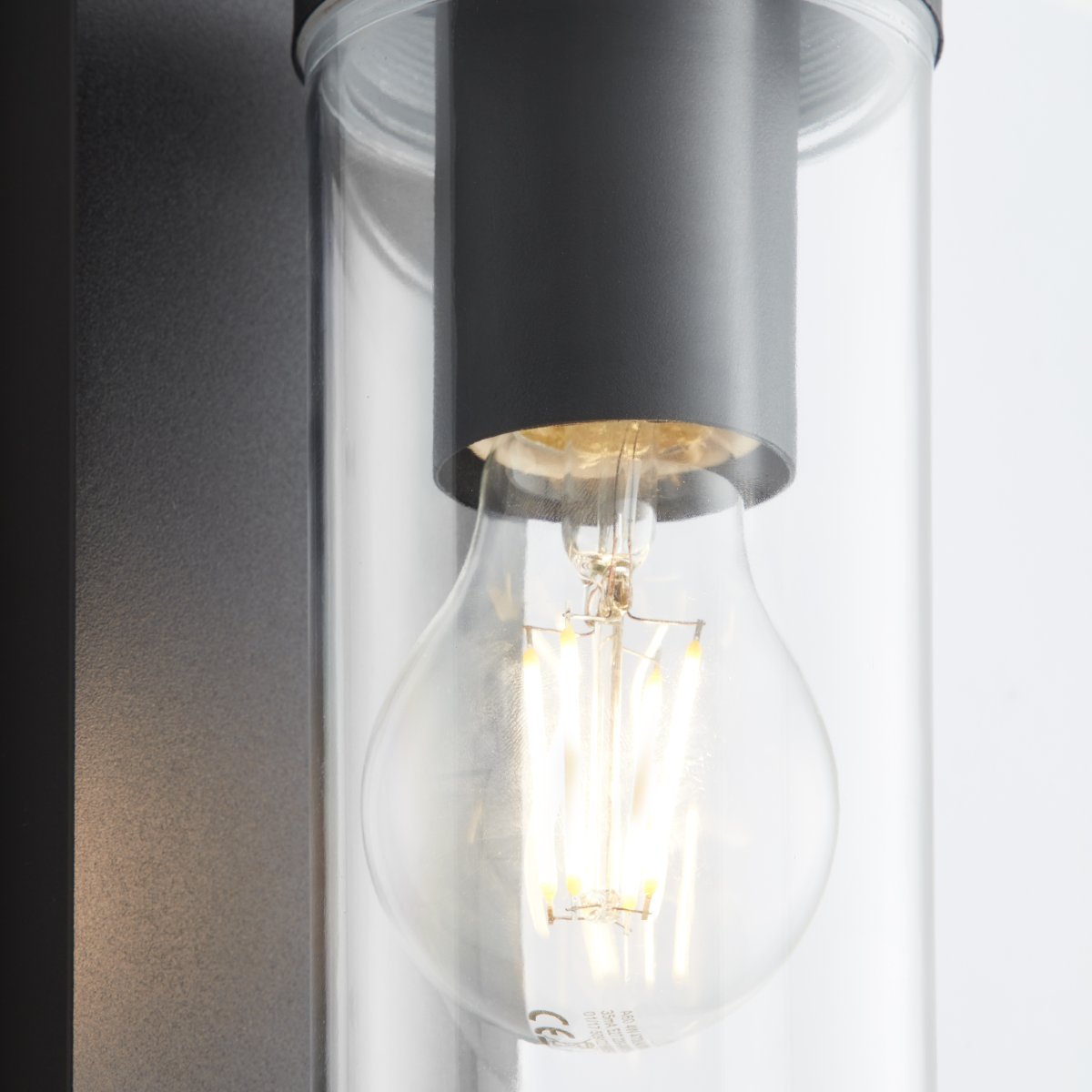 Aosta Noir mat lampe d’extérieur De Brilliant - L'applique murale d'ext&eacute;rieur Aosta offre un &eacute;clairage &agrave; la fois pratique et atmosph&eacute;rique et est parfaite pour &eacute;clairer la porte d'entr&eacute;e pendant les saisons les plus sombres.