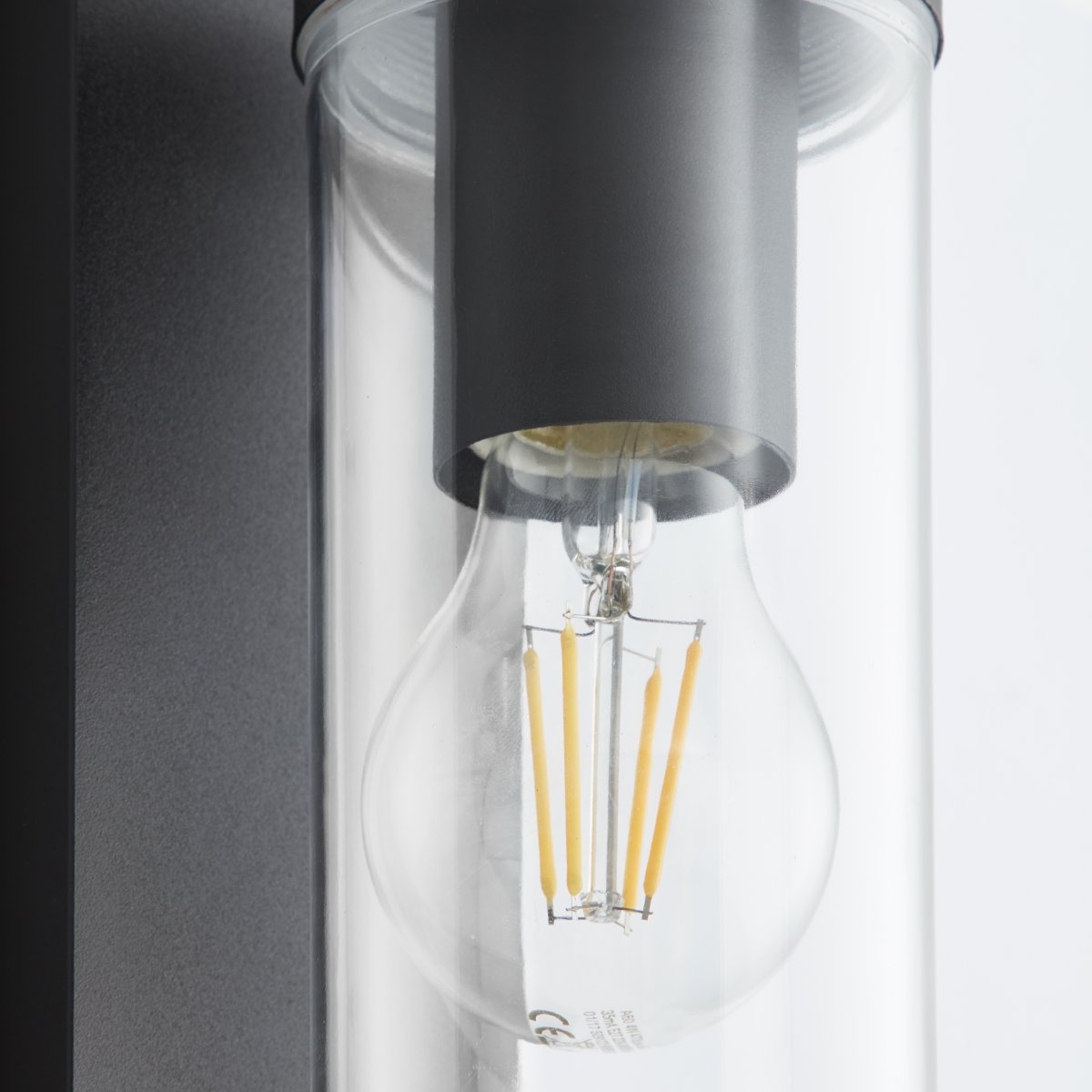 Aosta Noir mat lampe d’extérieur De Brilliant - L'applique murale d'ext&eacute;rieur Aosta offre un &eacute;clairage &agrave; la fois pratique et atmosph&eacute;rique et est parfaite pour &eacute;clairer la porte d'entr&eacute;e pendant les saisons les plus sombres.