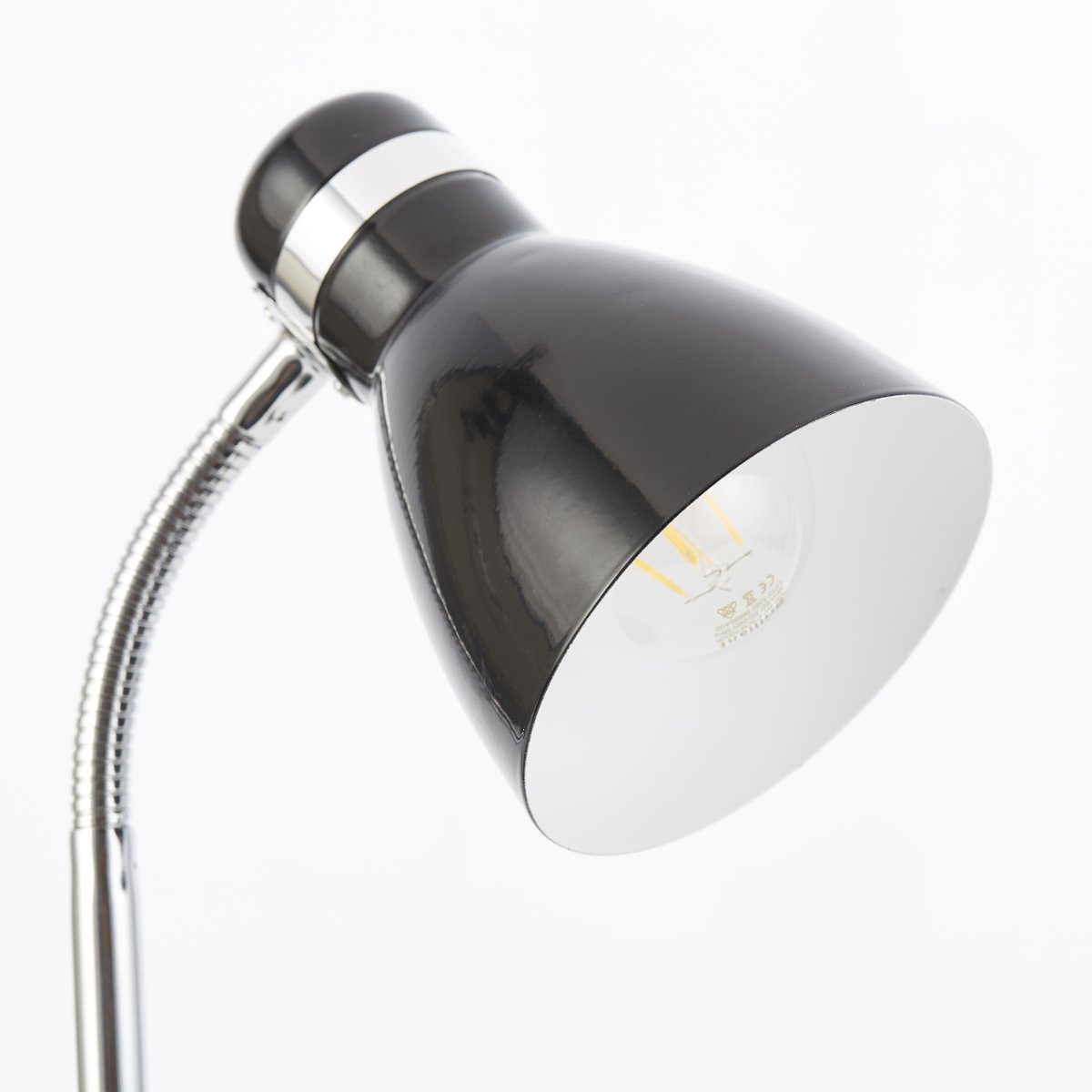 Allison 34cm Noir lampe de bureau De Brilliant - La lampe est dotée d'un interrupteur à bascule intégré qui permet de l'allumer et de l'éteindre facilement.