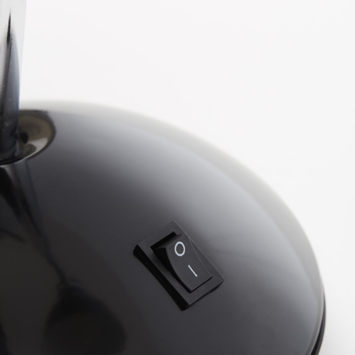 Allison 34cm Noir lampe de bureau De Brilliant - La lampe est dotée d'un interrupteur à bascule intégré qui permet de l'allumer et de l'éteindre facilement.