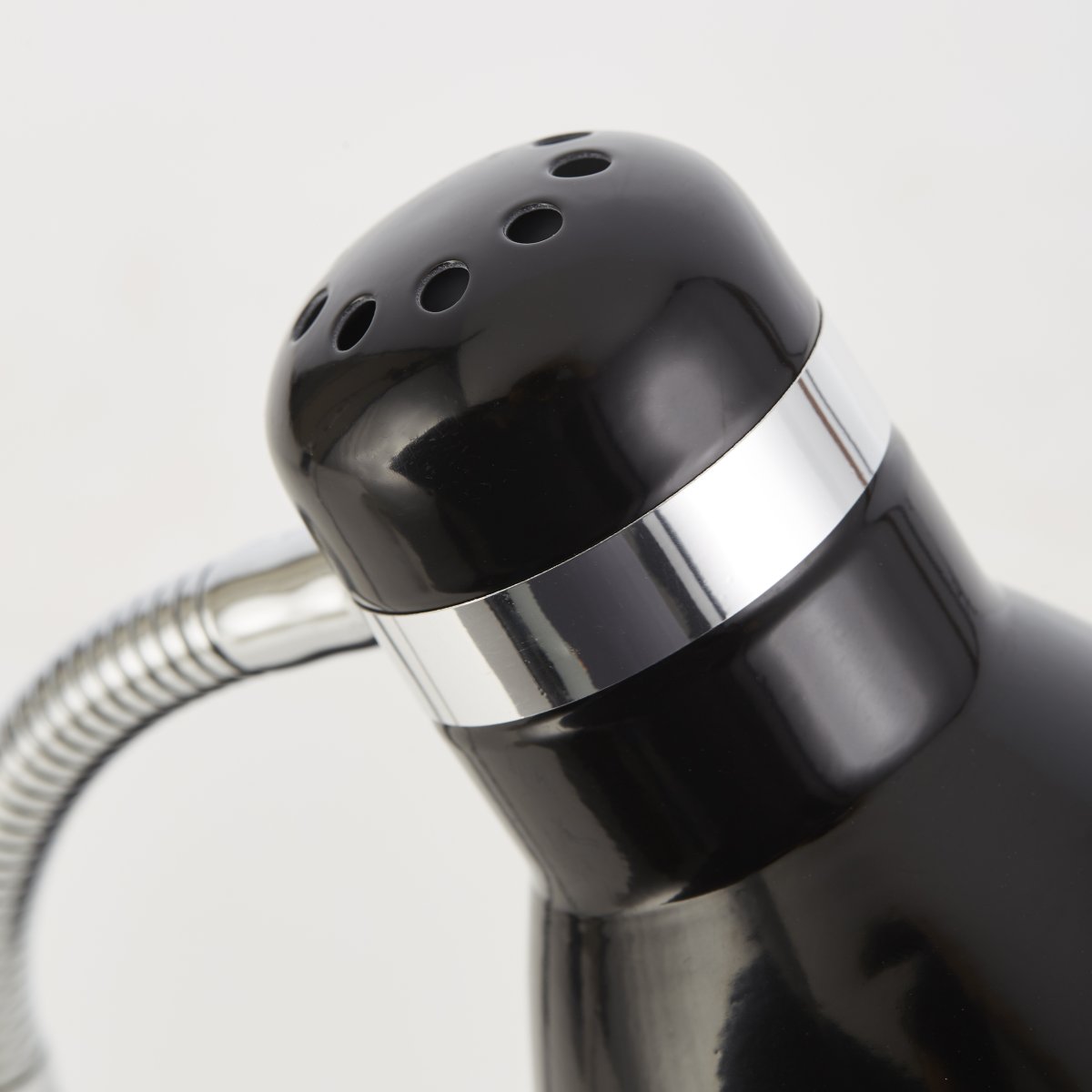 Allison 34cm Noir lampe de bureau De Brilliant - La lampe est dotée d'un interrupteur à bascule intégré qui permet de l'allumer et de l'éteindre facilement.