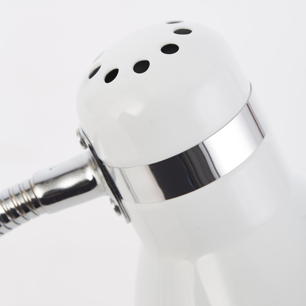 Allison 34cm Blanc lampe de bureau De Brilliant - La lampe est dot&eacute;e d'un interrupteur &agrave; bascule int&eacute;gr&eacute; qui permet de l'allumer et de l'&eacute;teindre facilement.