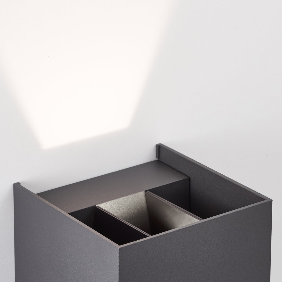 Hilly Gris foncé lampe d’extérieur De Brilliant - Avec un indice de protection IP44, la lampe est protégée contre les projections d'eau et est parfaite pour une utilisation en extérieur.