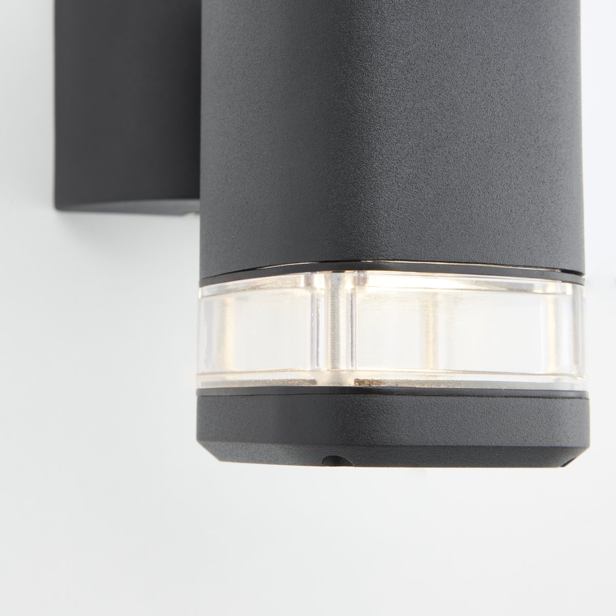 Jandy Noir lampe d’extérieur De Brilliant - L'applique murale extérieure Jandy offre un éclairage à la fois pratique et décoratif à l'entrée de la maison.
