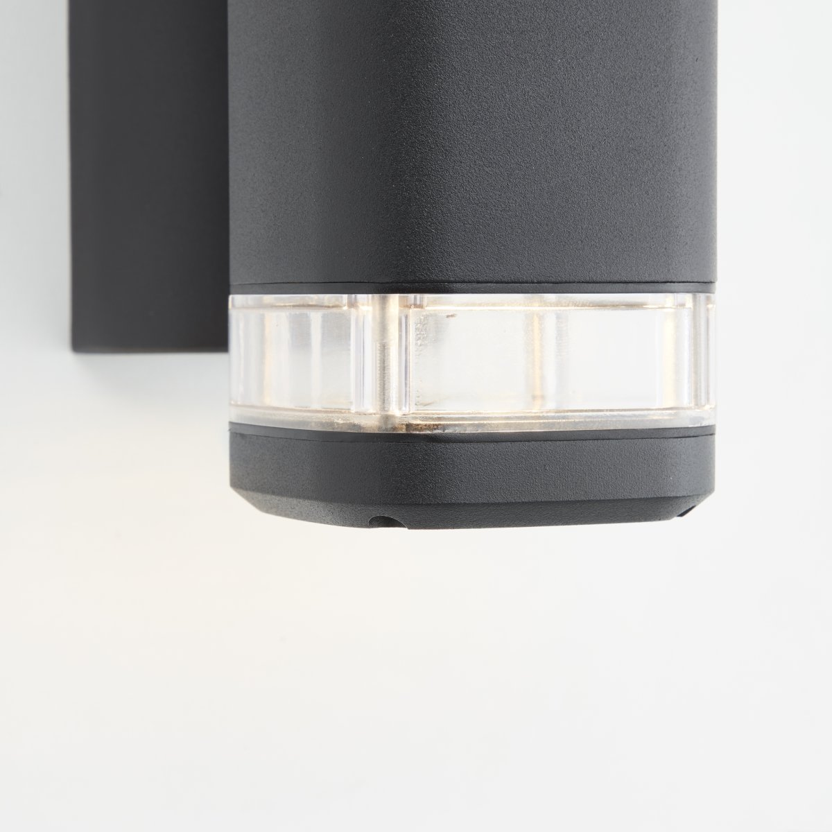 Jandy Noir lampe d’extérieur De Brilliant - Grâce à la classe de protection IP44, il est protégé contre les projections d'eau et est parfait pour une utilisation en extérieur.
