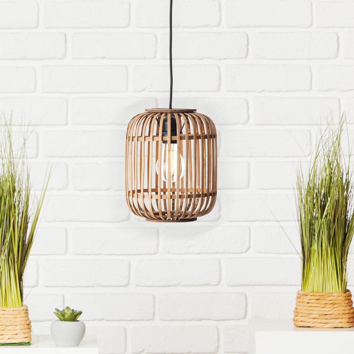 Woodrow Ø22 Nature suspension De Brilliant - Fabriquée à partir de bambou renouvelable et écologique, cette lampe crée une atmosphère chaleureuse dans la pièce, qu'elle soit placée au-dessus du canapé ou de la table à manger.