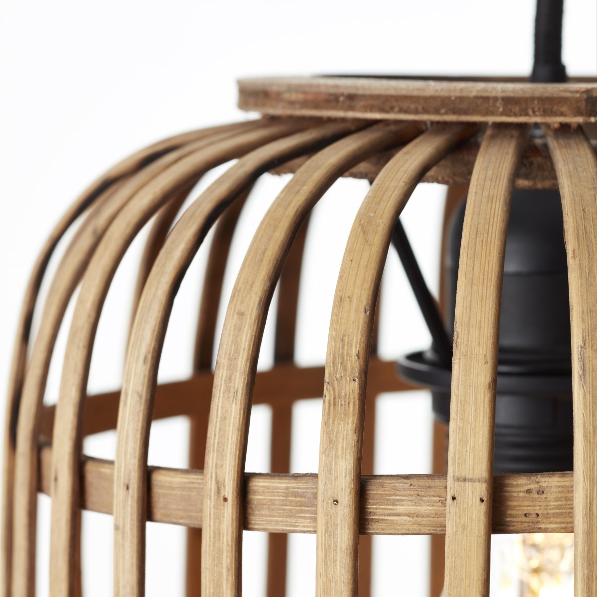 Woodrow Ø22 Nature suspension De Brilliant - Fabriquée à partir de bambou renouvelable et écologique, cette lampe crée une atmosphère chaleureuse dans la pièce, qu'elle soit placée au-dessus du canapé ou de la table à manger.