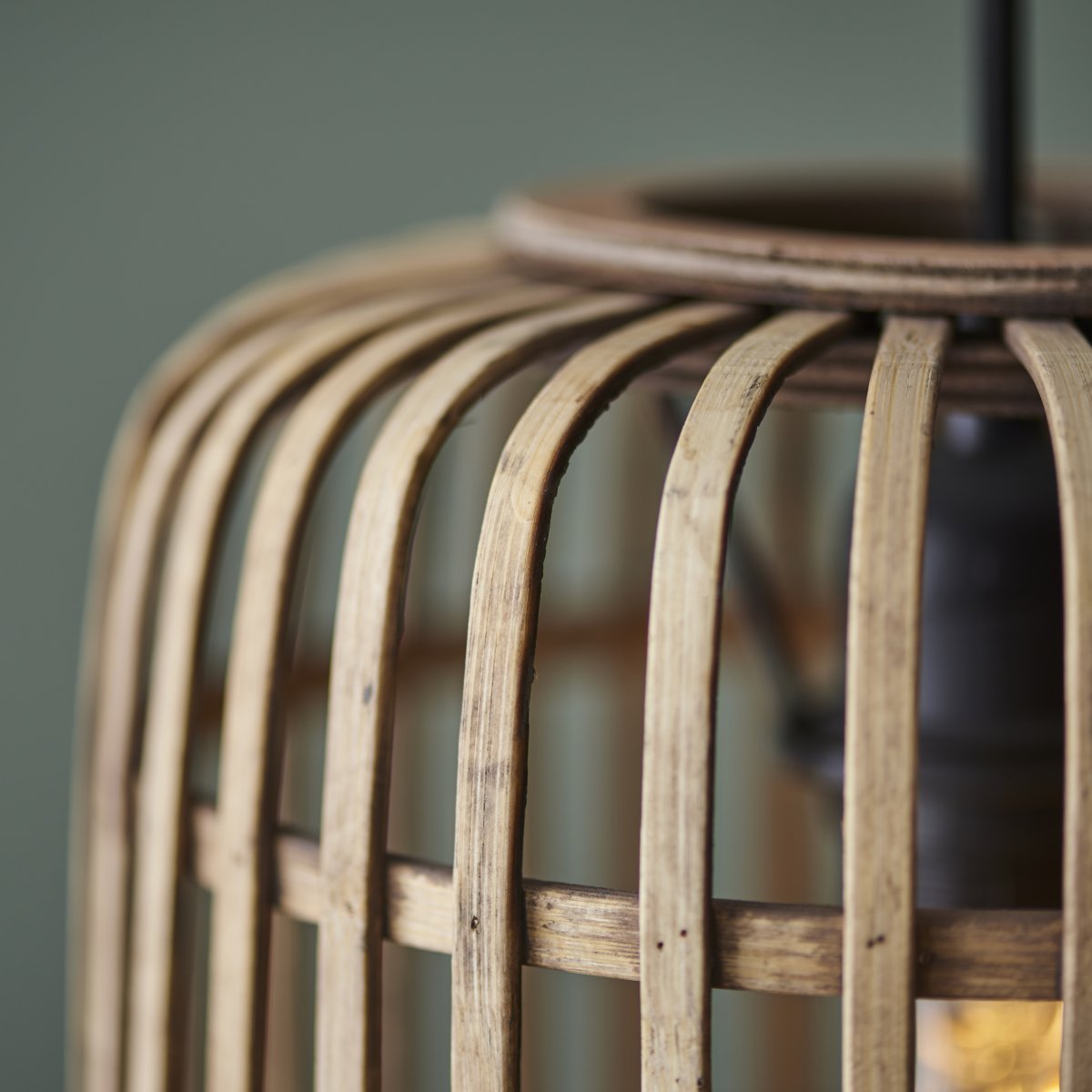 Woodrow Ø22 Nature suspension De Brilliant - Fabriquée à partir de bambou renouvelable et écologique, cette lampe crée une atmosphère chaleureuse dans la pièce, qu'elle soit placée au-dessus du canapé ou de la table à manger.
