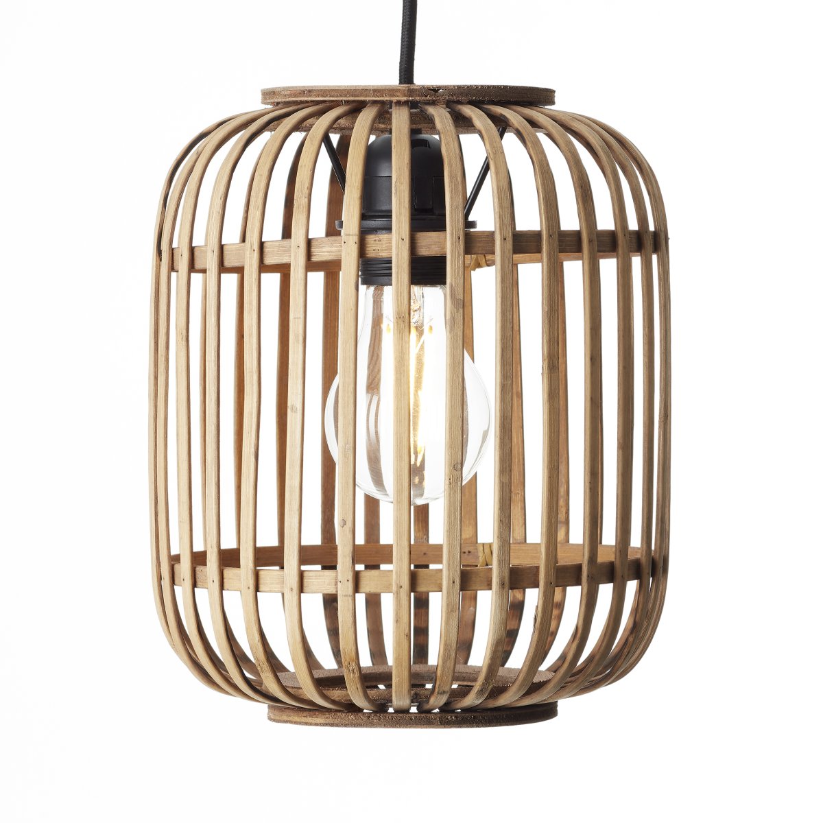 Woodrow Ø22 Nature suspension De Brilliant - Fabriquée à partir de bambou renouvelable et écologique, cette lampe crée une atmosphère chaleureuse dans la pièce, qu'elle soit placée au-dessus du canapé ou de la table à manger.