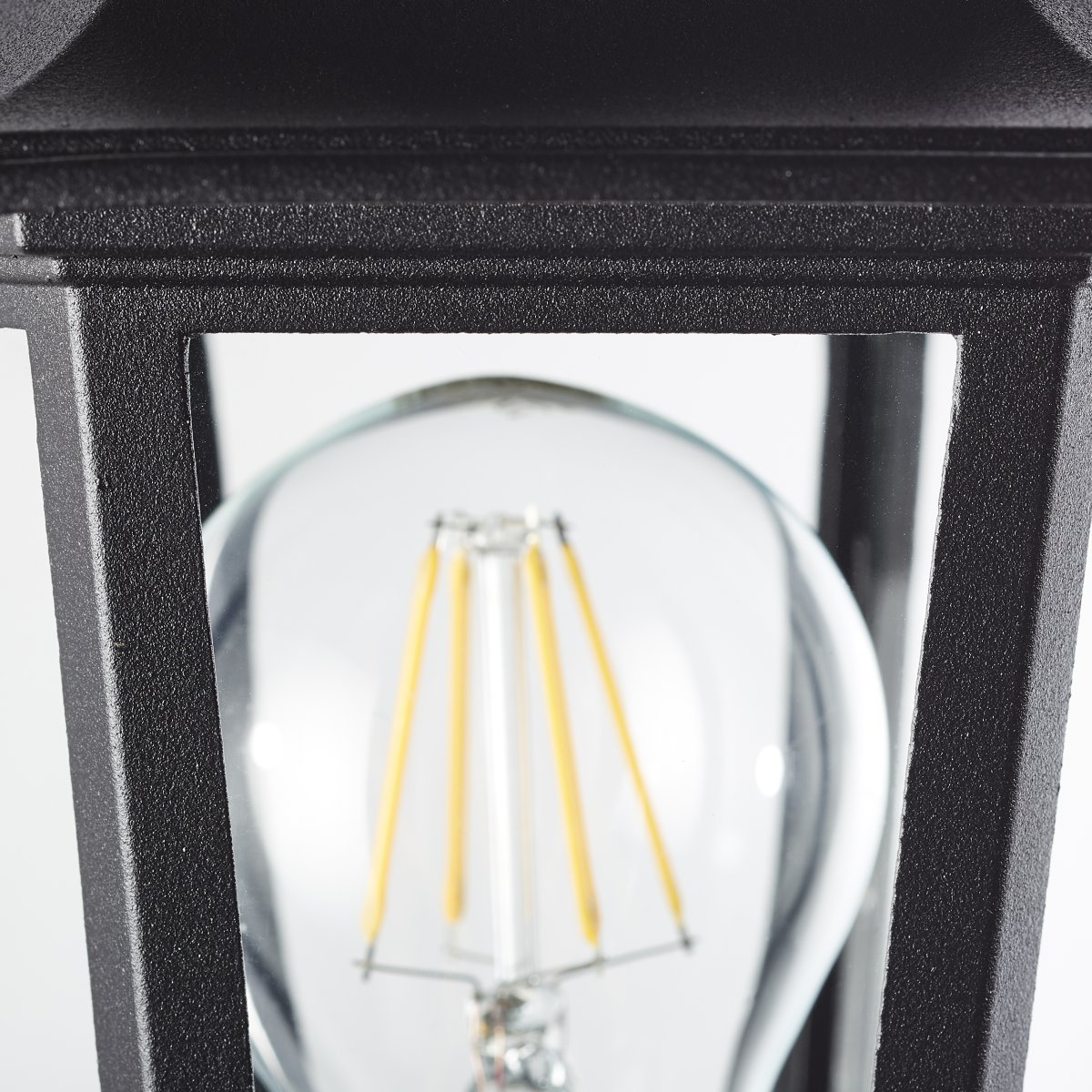 Carleen Noir lampe d’extérieur De Brilliant - Avec un indice de protection IP44, Carleen est r&eacute;sistant aux &eacute;claboussures et id&eacute;al pour une utilisation en ext&eacute;rieur, m&ecirc;me en d&eacute;placement.