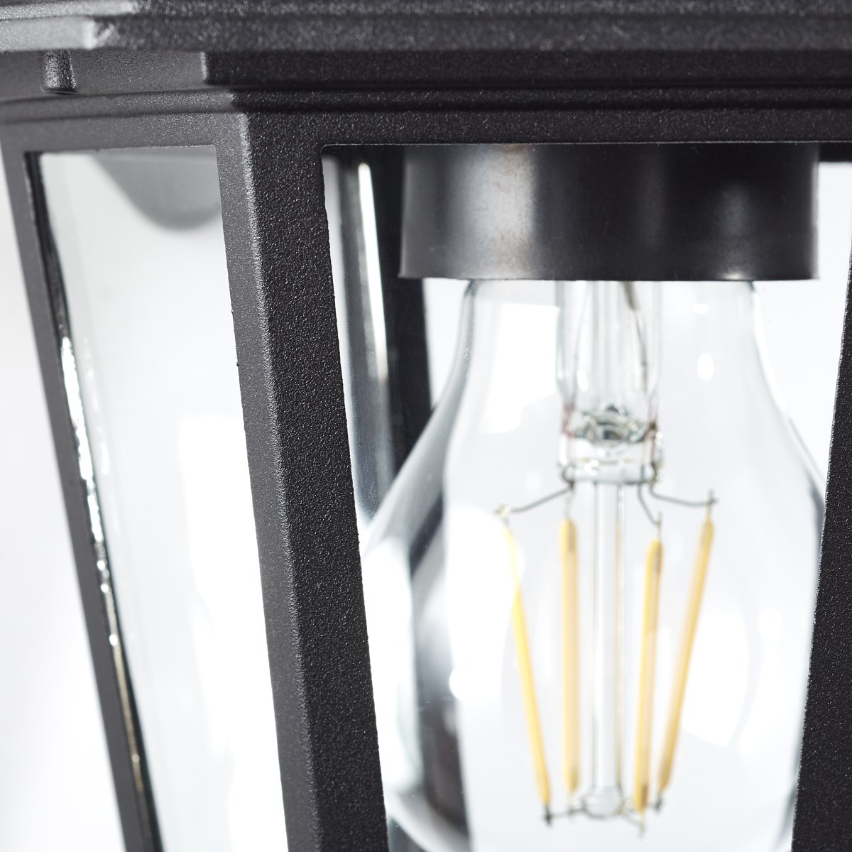 Carleen Noir lampe d’extérieur De Brilliant - Avec un indice de protection IP44, Carleen est r&eacute;sistant aux &eacute;claboussures et id&eacute;al pour une utilisation en ext&eacute;rieur, m&ecirc;me en d&eacute;placement.