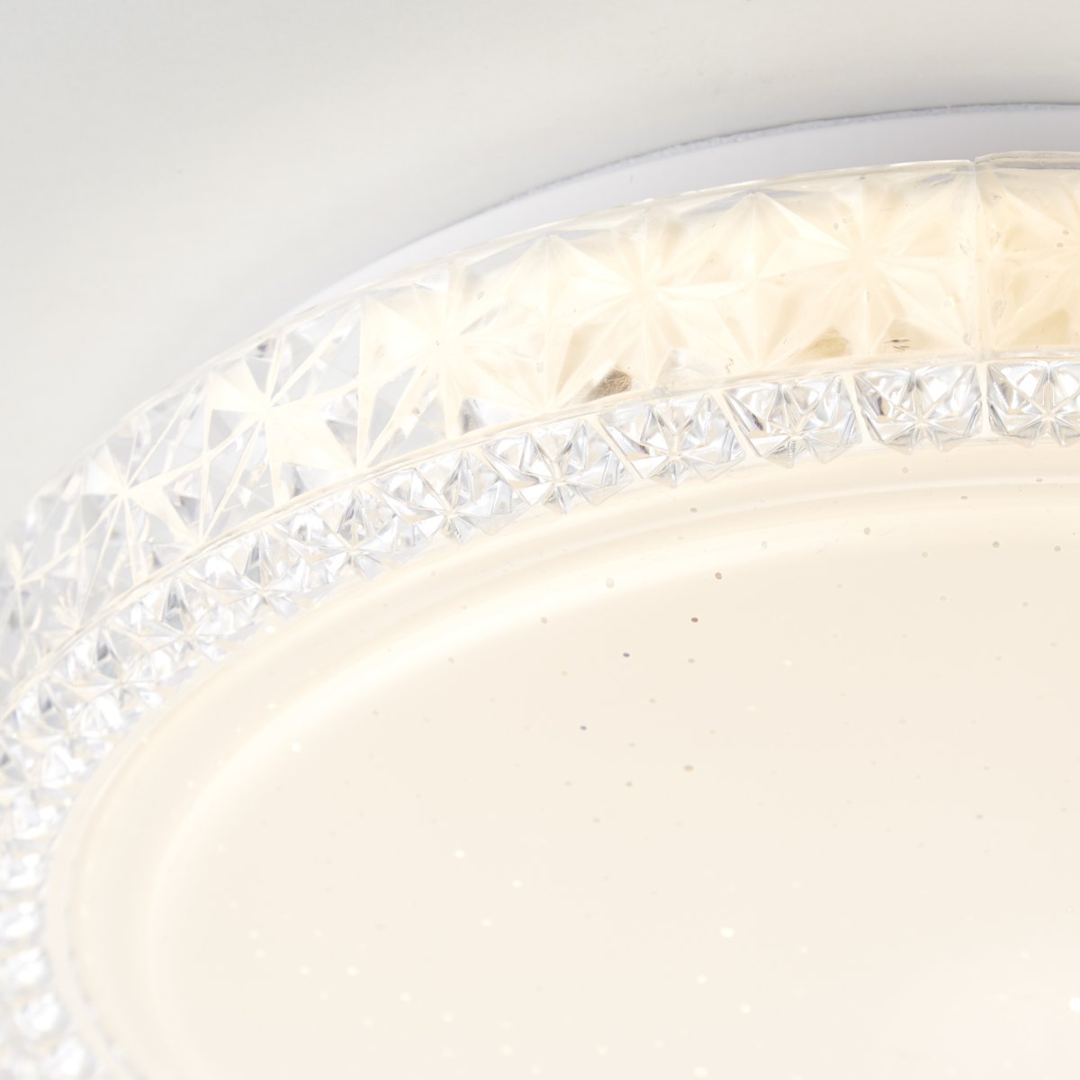 Badria Ø30 Blanc plafonnier De Brilliant - L'applique murale et plafonnier Badria crée une atmosphère atmosphérique dans n'importe quelle pièce avec sa lumière blanche et chaude.