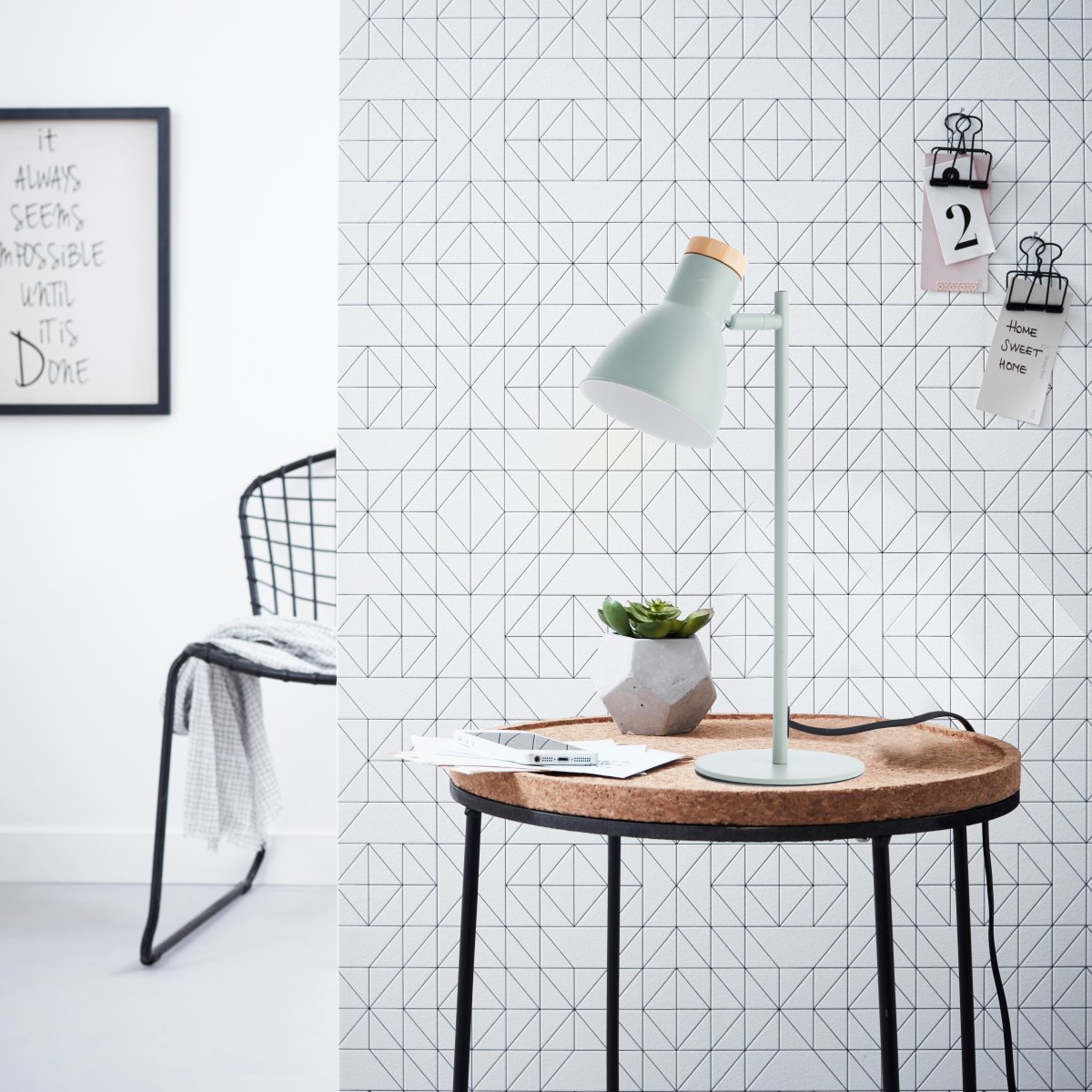 Venea 44cm Vert mat lampe de bureau De Brilliant - La lampe de table Venea est une combinaison élégante de fonctionnalité et de design.
