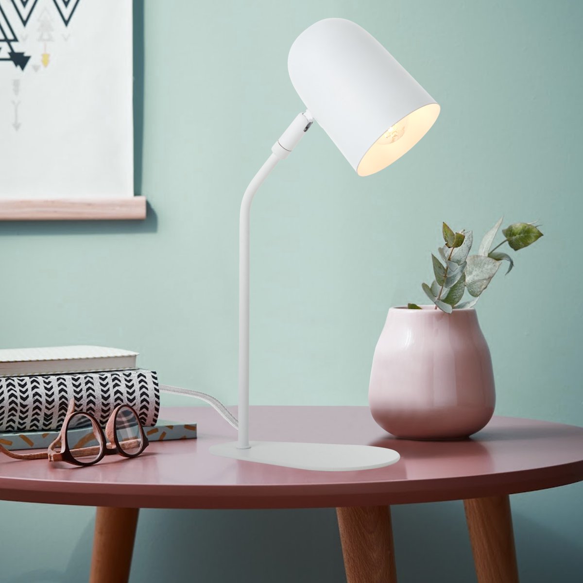 Tong 38cm Blanc mat lampe de bureau De Brilliant - La lampe de table Tong fournit une lumi&egrave;re agr&eacute;able pour travailler, lire ou comme &eacute;clairage d&eacute;coratif dans n'importe quelle pi&egrave;ce.