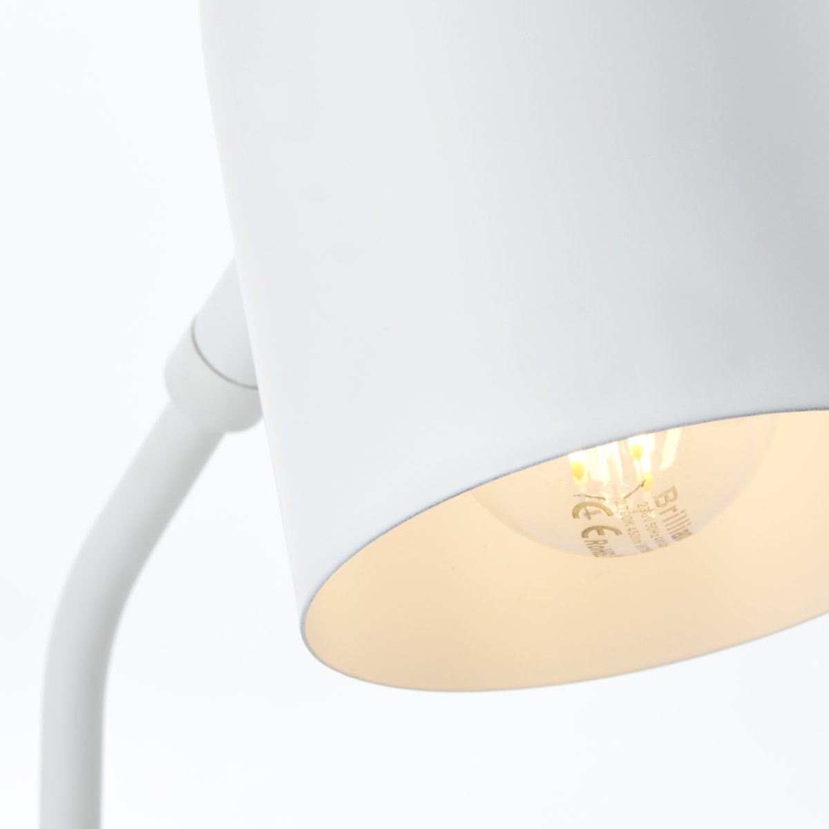 Tong 38cm Blanc mat lampe de bureau De Brilliant - La lampe de table Tong fournit une lumi&egrave;re agr&eacute;able pour travailler, lire ou comme &eacute;clairage d&eacute;coratif dans n'importe quelle pi&egrave;ce.