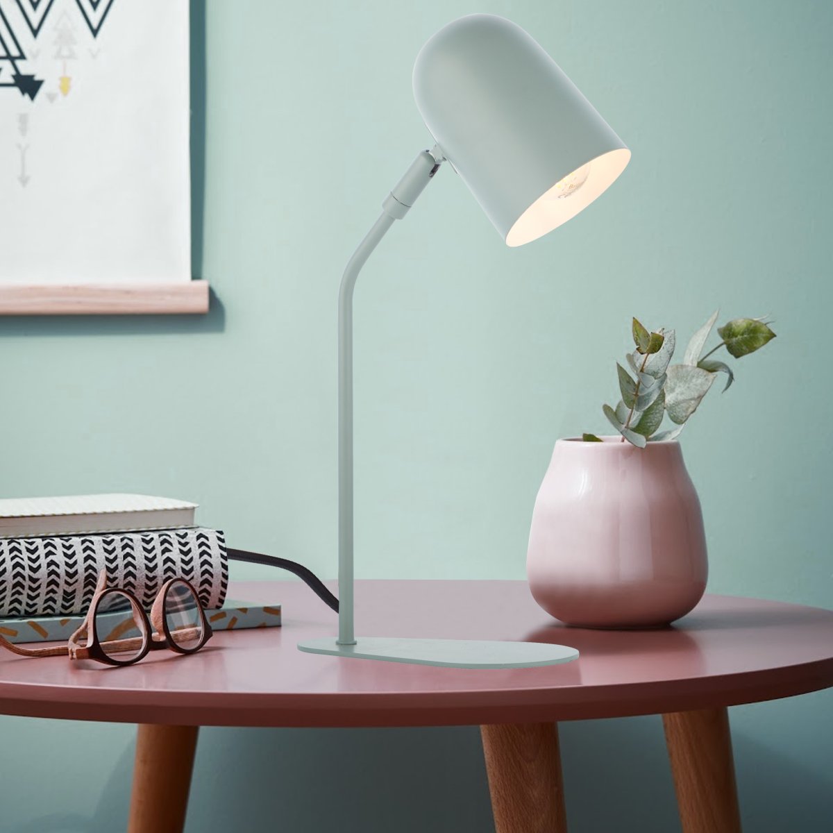 Tong 38cm Vert mat lampe de bureau De Brilliant - La lampe de table Tong fournit une lumi&egrave;re agr&eacute;able pour travailler, lire ou comme &eacute;clairage d&eacute;coratif dans n'importe quelle pi&egrave;ce.