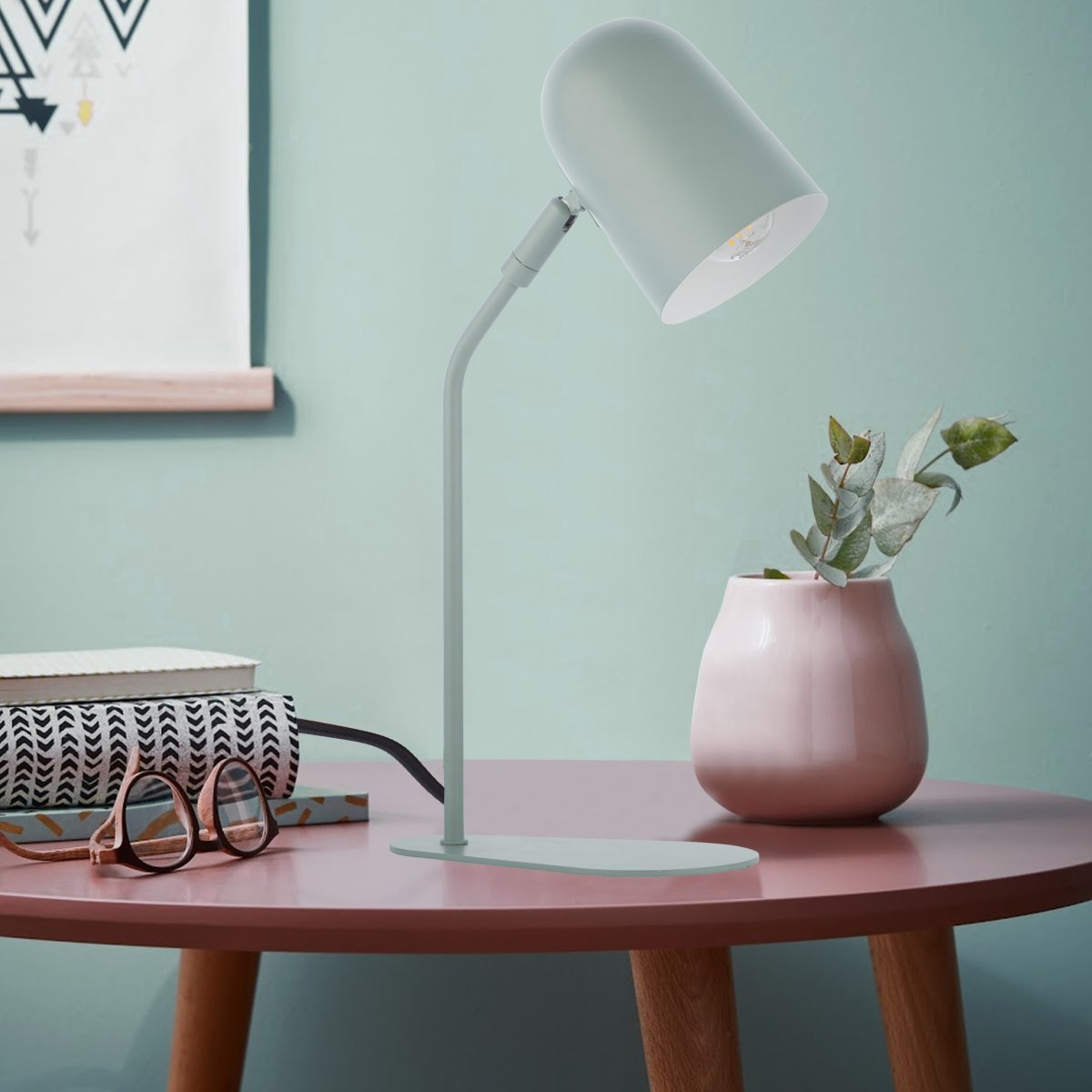 Tong 38cm Vert mat lampe de bureau De Brilliant - La lampe de table Tong fournit une lumi&egrave;re agr&eacute;able pour travailler, lire ou comme &eacute;clairage d&eacute;coratif dans n'importe quelle pi&egrave;ce.