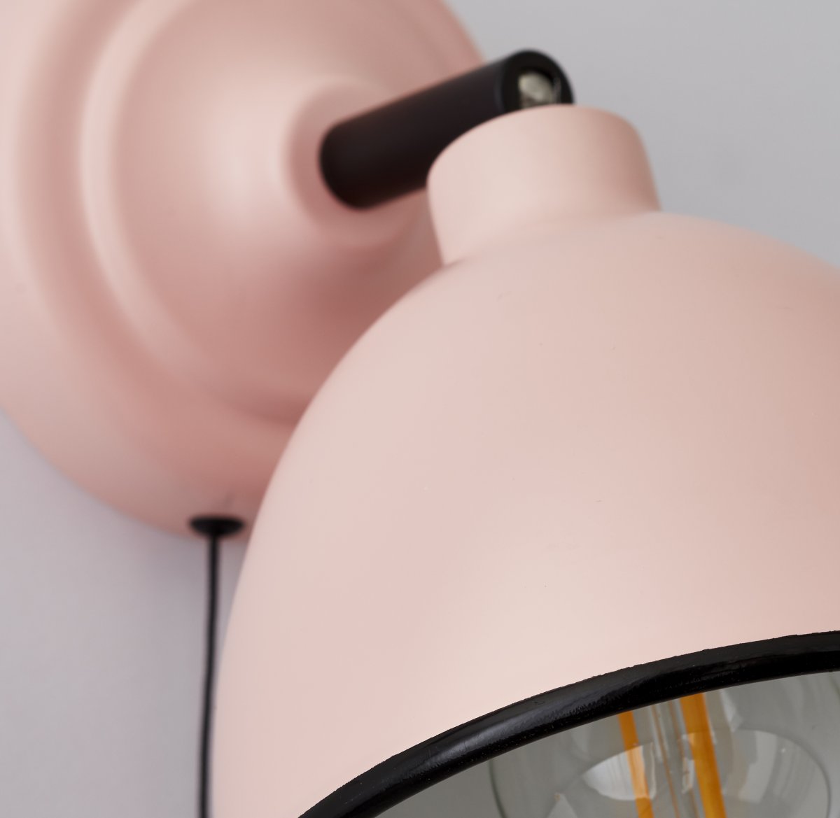 Telio Rose lampe de lecture De Brilliant - La t&ecirc;te rotative de la lampe permet d'ajuster facilement la direction de la lumi&egrave;re pour &eacute;clairer des zones sp&eacute;cifiques, et l'interrupteur &agrave; tirette pratique facilite l'allumage et l'extinction.