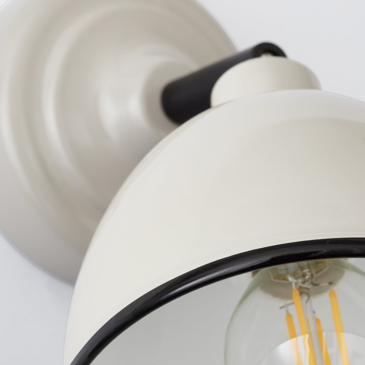 Telio Taupe lampe de lecture De Brilliant - La t&ecirc;te rotative de la lampe permet d'ajuster facilement la direction de la lumi&egrave;re pour &eacute;clairer des zones sp&eacute;cifiques, et l'interrupteur &agrave; tirette pratique facilite l'allumage et l'extinction.