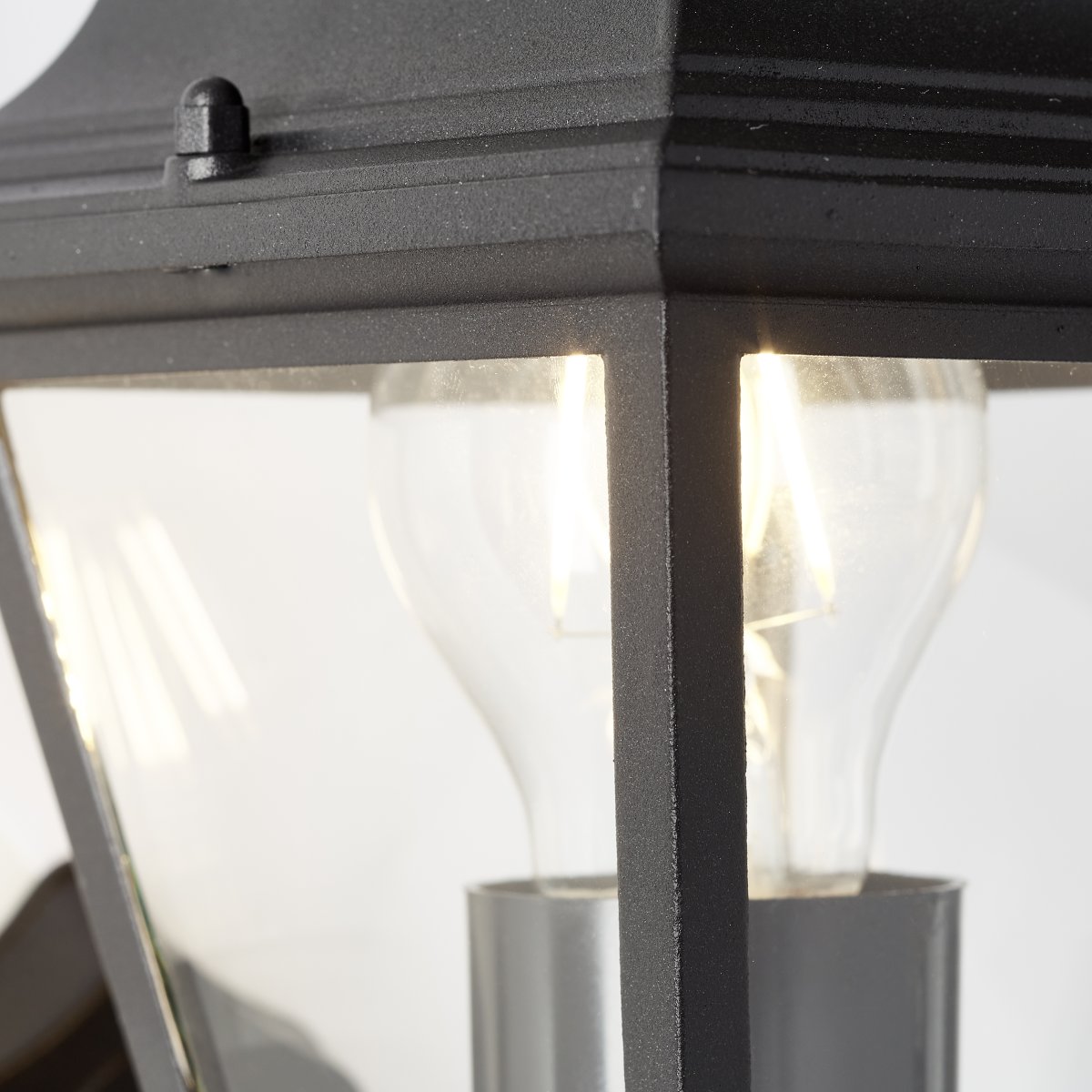 Nissie Noir lampe d’extérieur De Brilliant - Avec un indice de protection IP44, la lampe est protégée contre les projections d'eau et est idéale pour une utilisation en extérieur, même sur le toit.