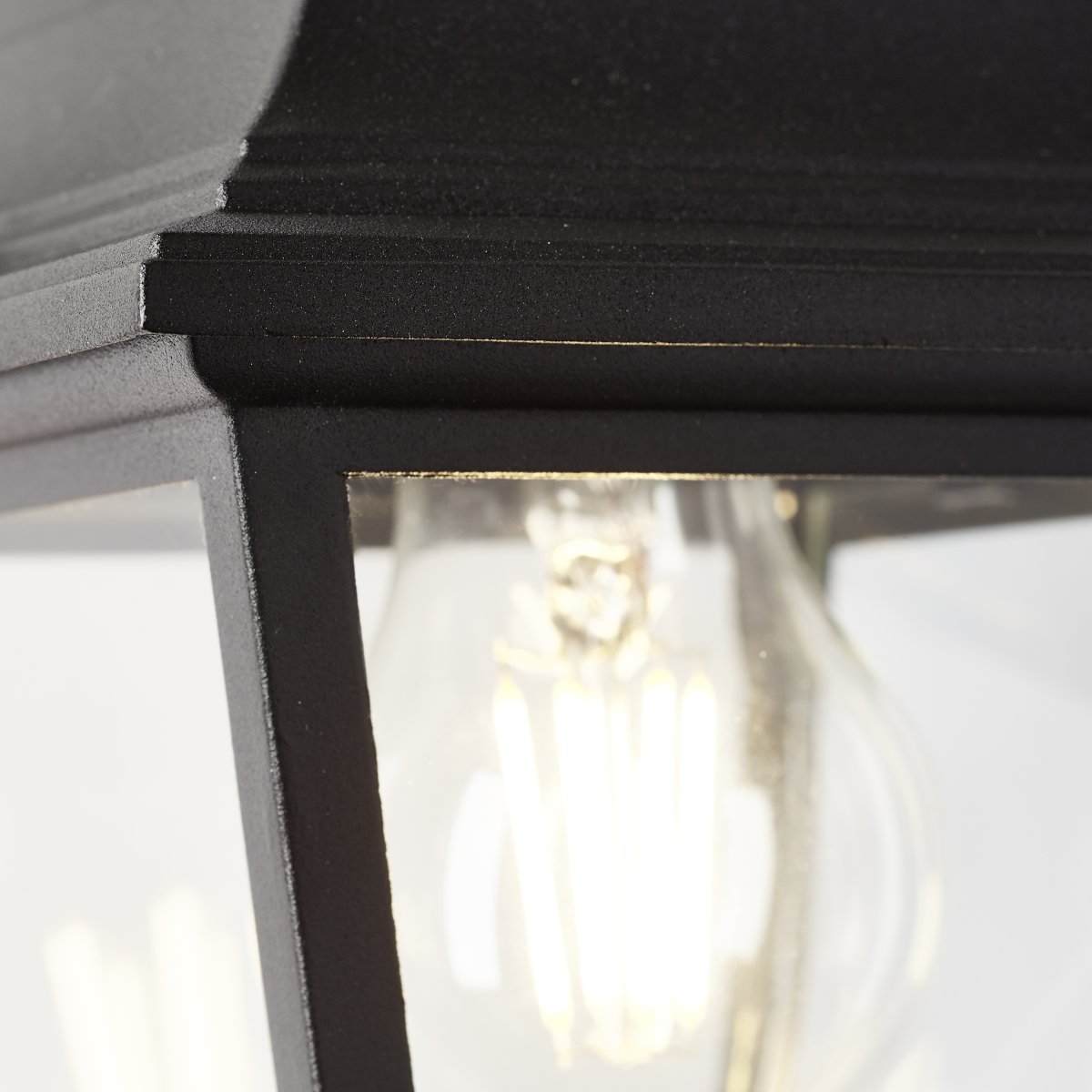 Nissie Noir lampe d’extérieur De Brilliant - Avec un indice de protection IP44, la lampe est protégée contre les projections d'eau et est idéale pour une utilisation en extérieur, même sur le toit.