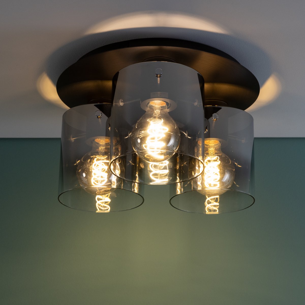 Beth Ø35 Couleur fumée plafonnier De Brilliant - L'élégant plafonnier Beth crée une lumière douce et accueillante.