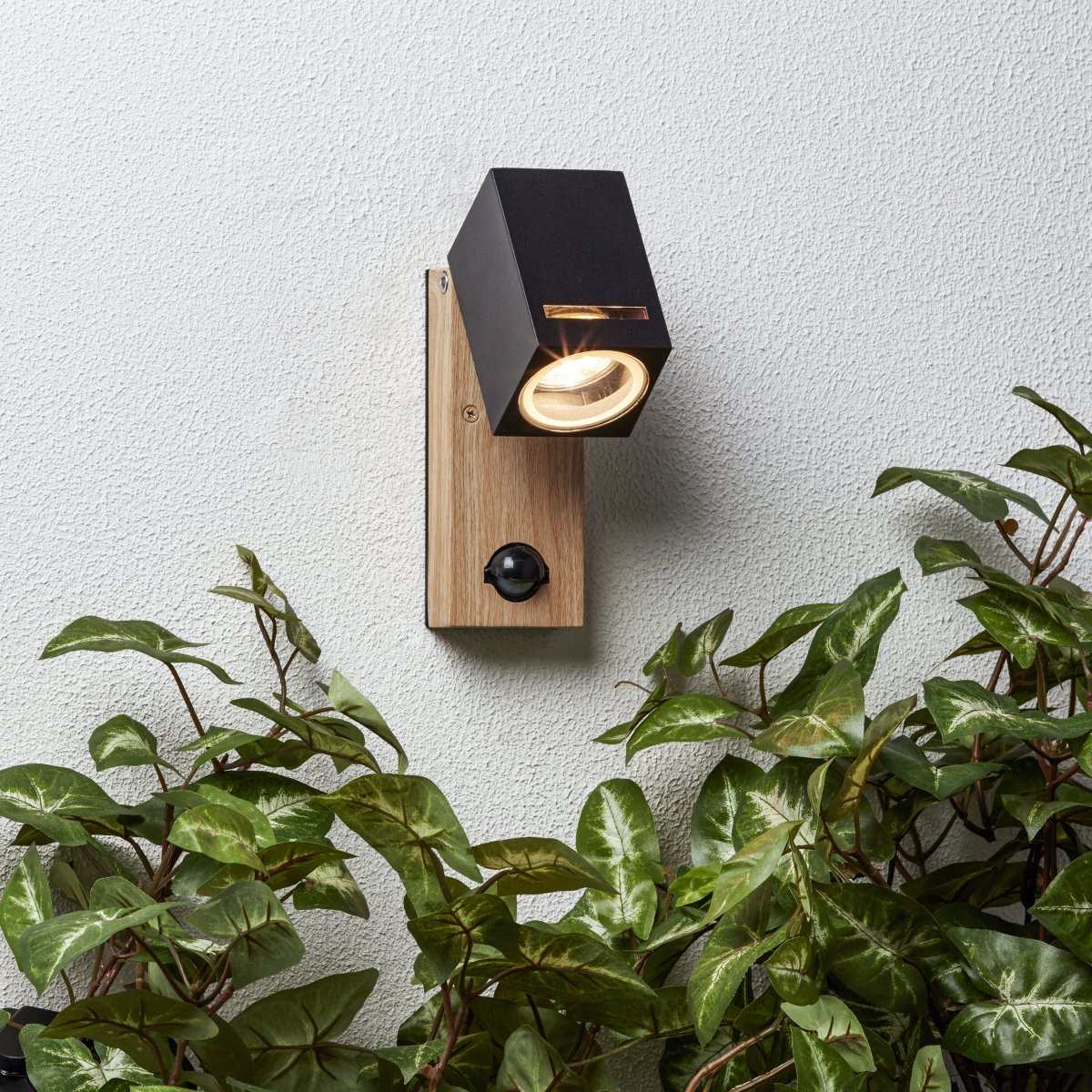 Galeni Nature lampe d’extérieur De Brilliant - Il est doté d'un projecteur réglable et d'un capteur de mouvement intégré qui peut être réglé en sensibilité, en lumière et en temps, ce qui le rend à la fois fonctionnel et pratique.