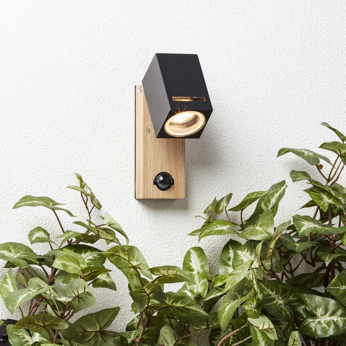 Galeni Nature lampe d’extérieur De Brilliant - Il est doté d'un projecteur réglable et d'un capteur de mouvement intégré qui peut être réglé en sensibilité, en lumière et en temps, ce qui le rend à la fois fonctionnel et pratique.