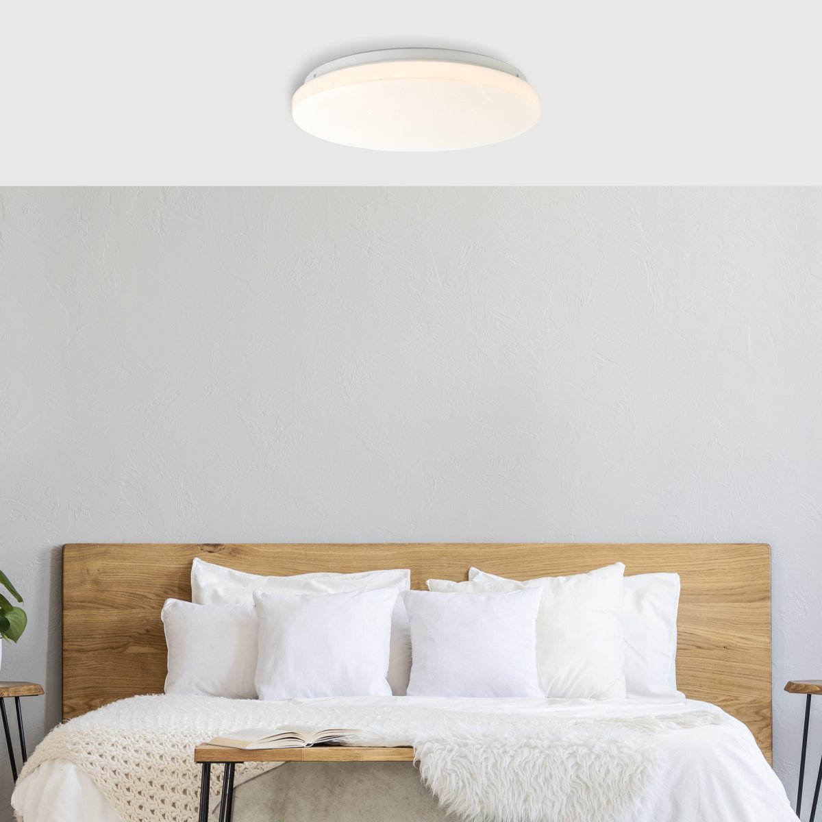 Farica Starry Ø30 Blanc chaud plafonnier De Brilliant - La lampe pr&eacute;sente un effet ciel &eacute;toil&eacute;, avec de petits points transparents sur l'abat-jour ressemblant &agrave; des &eacute;toiles brillantes, ce qui la rend id&eacute;ale pour les chambres et les chambres d'enfants.