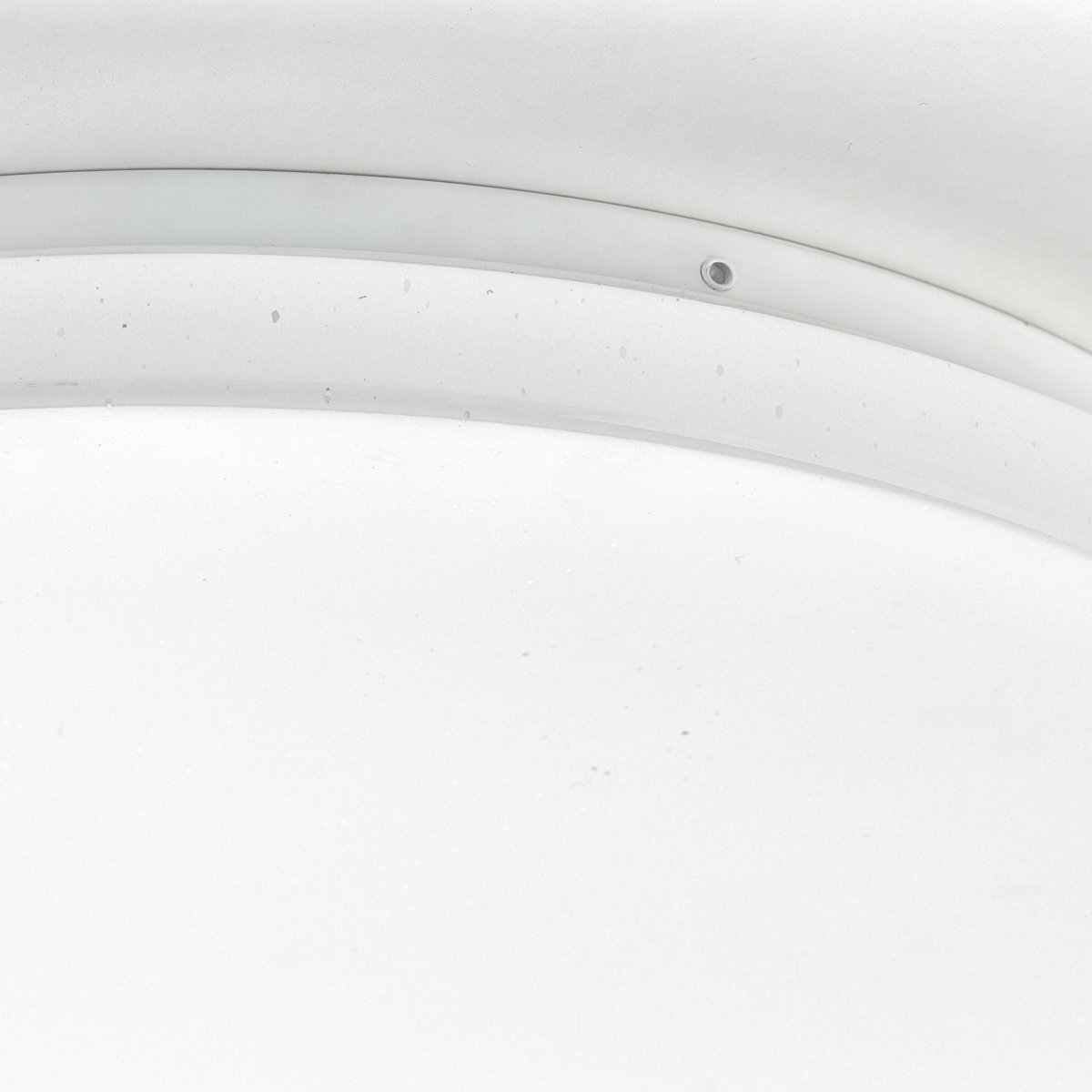 Farica Starry Ø34 Blanc chaud plafonnier De Brilliant - La lampe pr&eacute;sente un effet ciel &eacute;toil&eacute;, avec de petits points transparents sur l'abat-jour ressemblant &agrave; des &eacute;toiles brillantes, ce qui la rend id&eacute;ale pour les chambres et les chambres d'enfants.