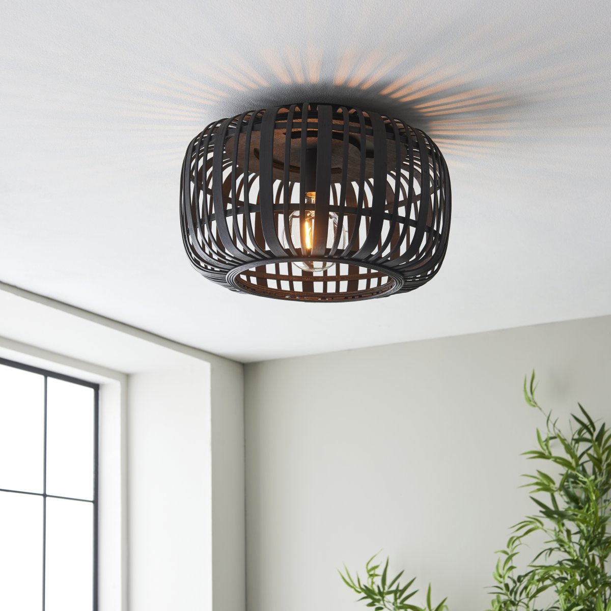 Woodrow Ø40 Bois foncé plafonnier De Brilliant - La lampe diffuse une lumière chaude et agréable et crée une atmosphère agréable dans la pièce.