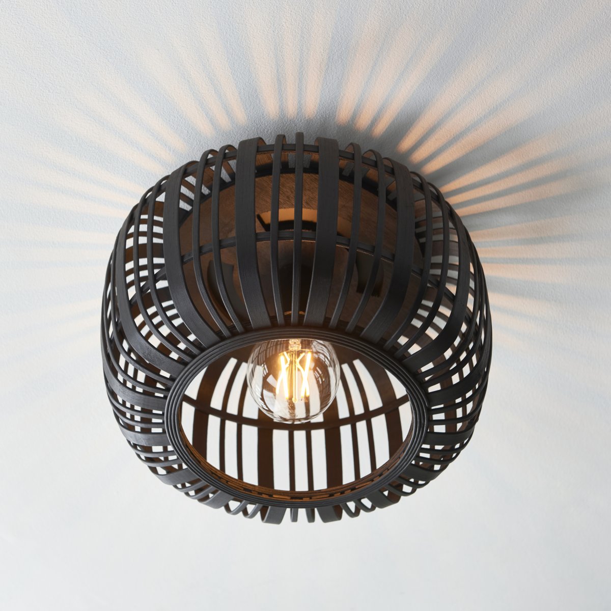 Woodrow Ø40 Bois foncé plafonnier De Brilliant - La lampe diffuse une lumière chaude et agréable et crée une atmosphère agréable dans la pièce.